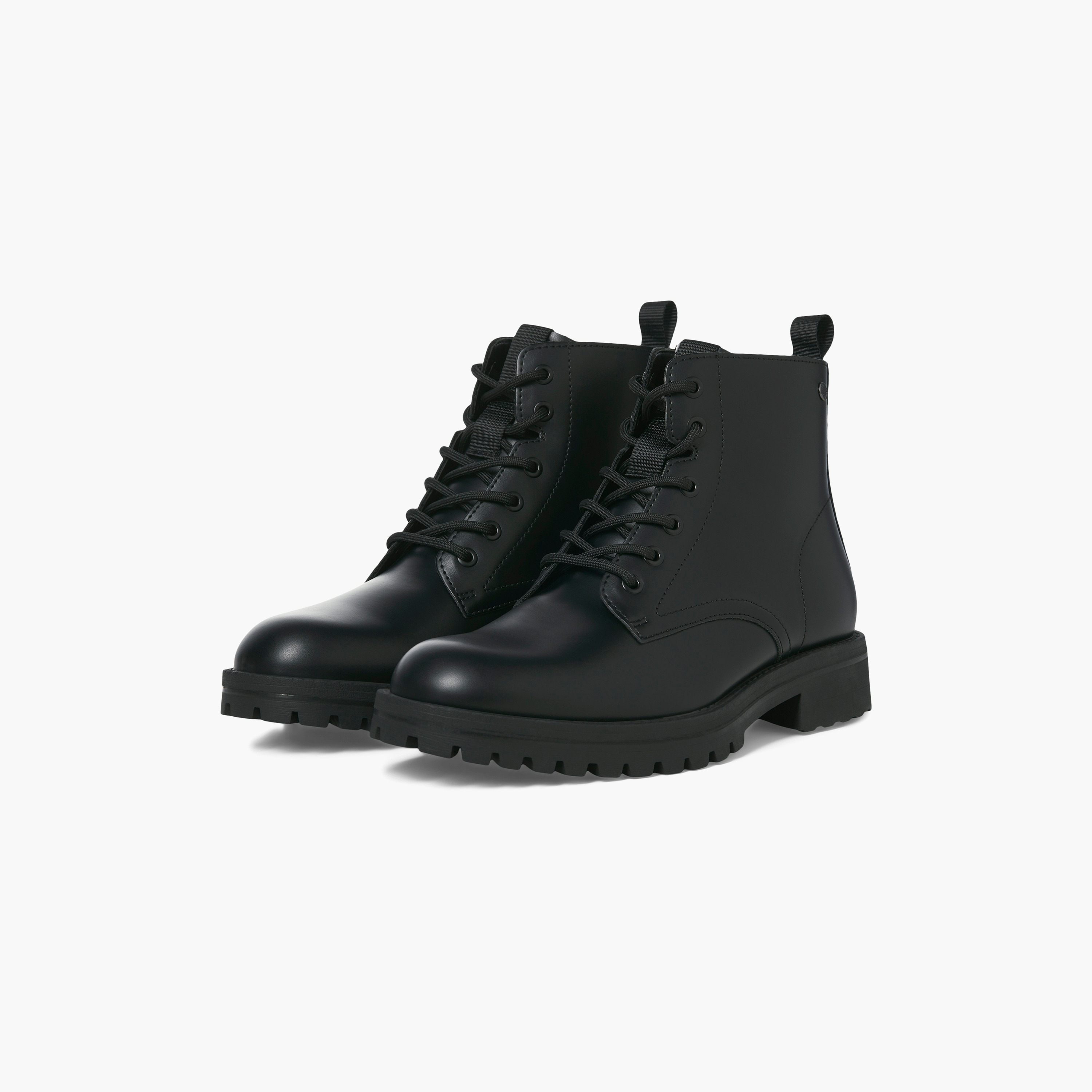 حذاء بوط رجالي برباط للكاحل سادة من جاك أند جونز | 12262819-men-shoes-boots-image-1