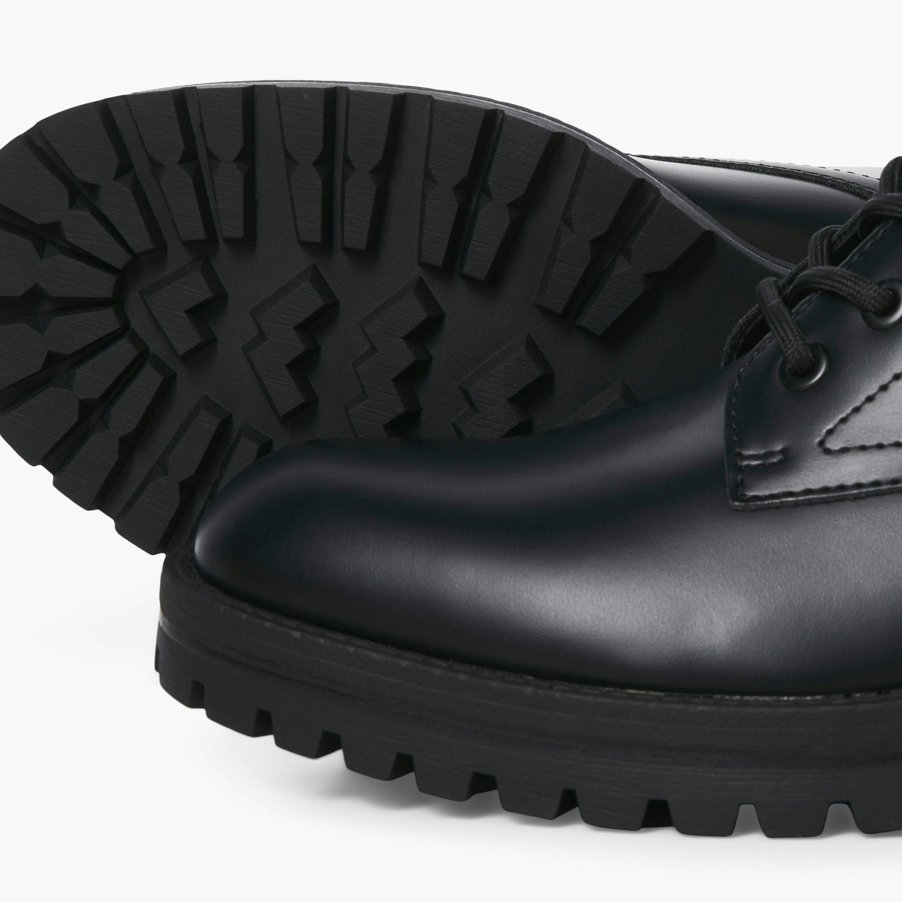حذاء بوط رجالي برباط للكاحل سادة من جاك أند جونز | 12262819-men-shoes-boots-image-2