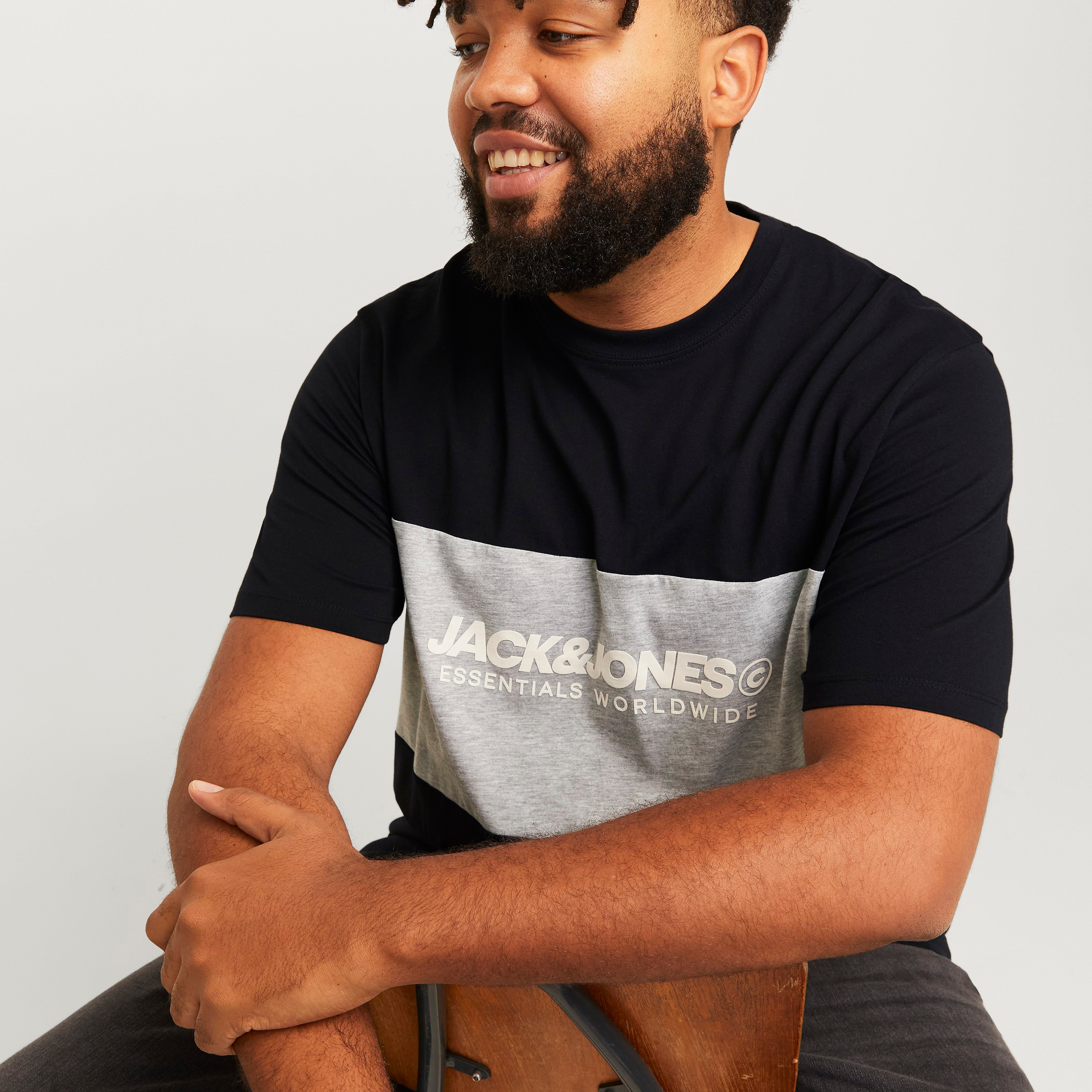 تي شيرت رجالي بأكمام قصيرة وياقة دائرية وشعار جاك آند جونز-men-clothing-tshirtsandpolos-tshirts-image-3