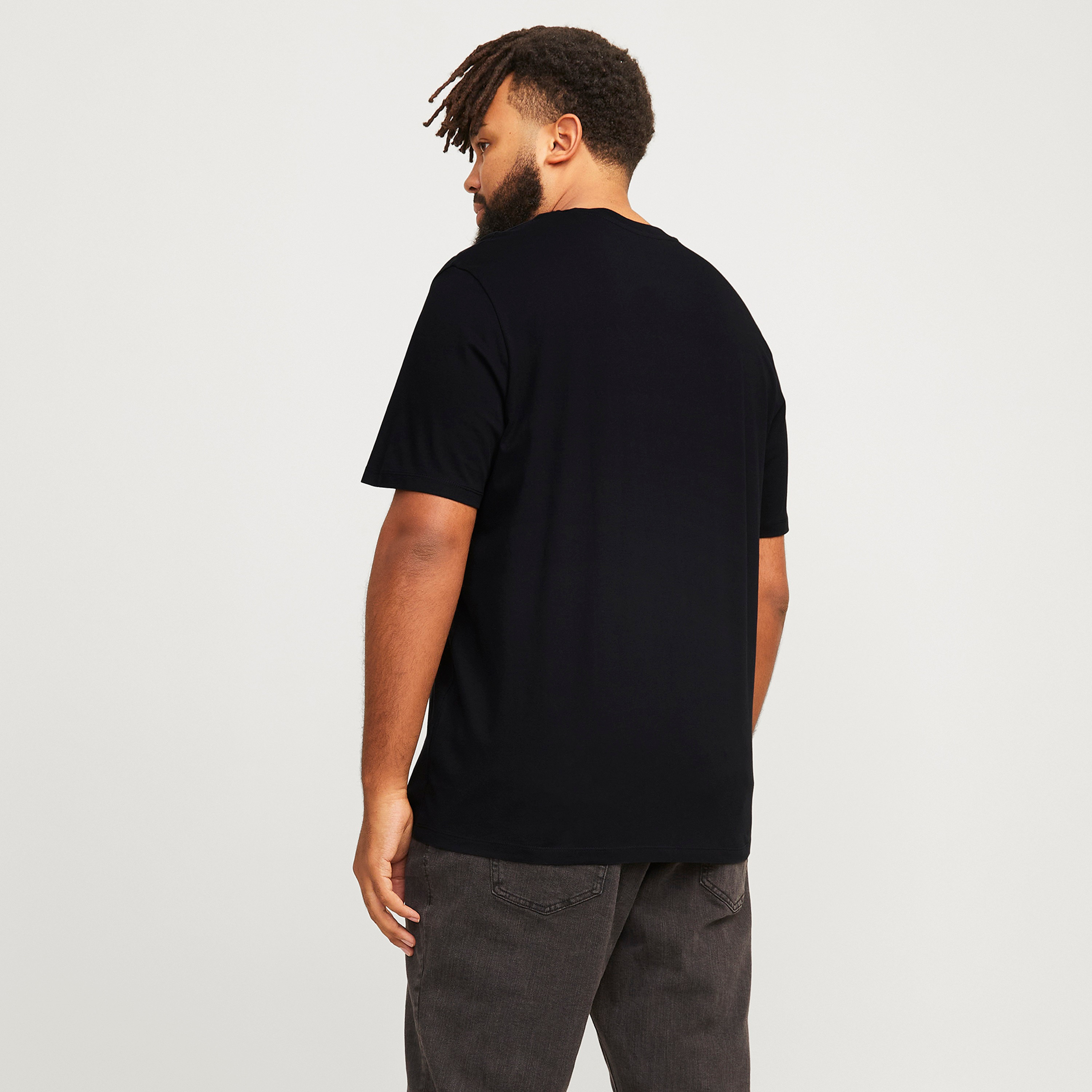تي شيرت رجالي بأكمام قصيرة وياقة دائرية وشعار جاك آند جونز-men-clothing-tshirtsandpolos-tshirts-image-4