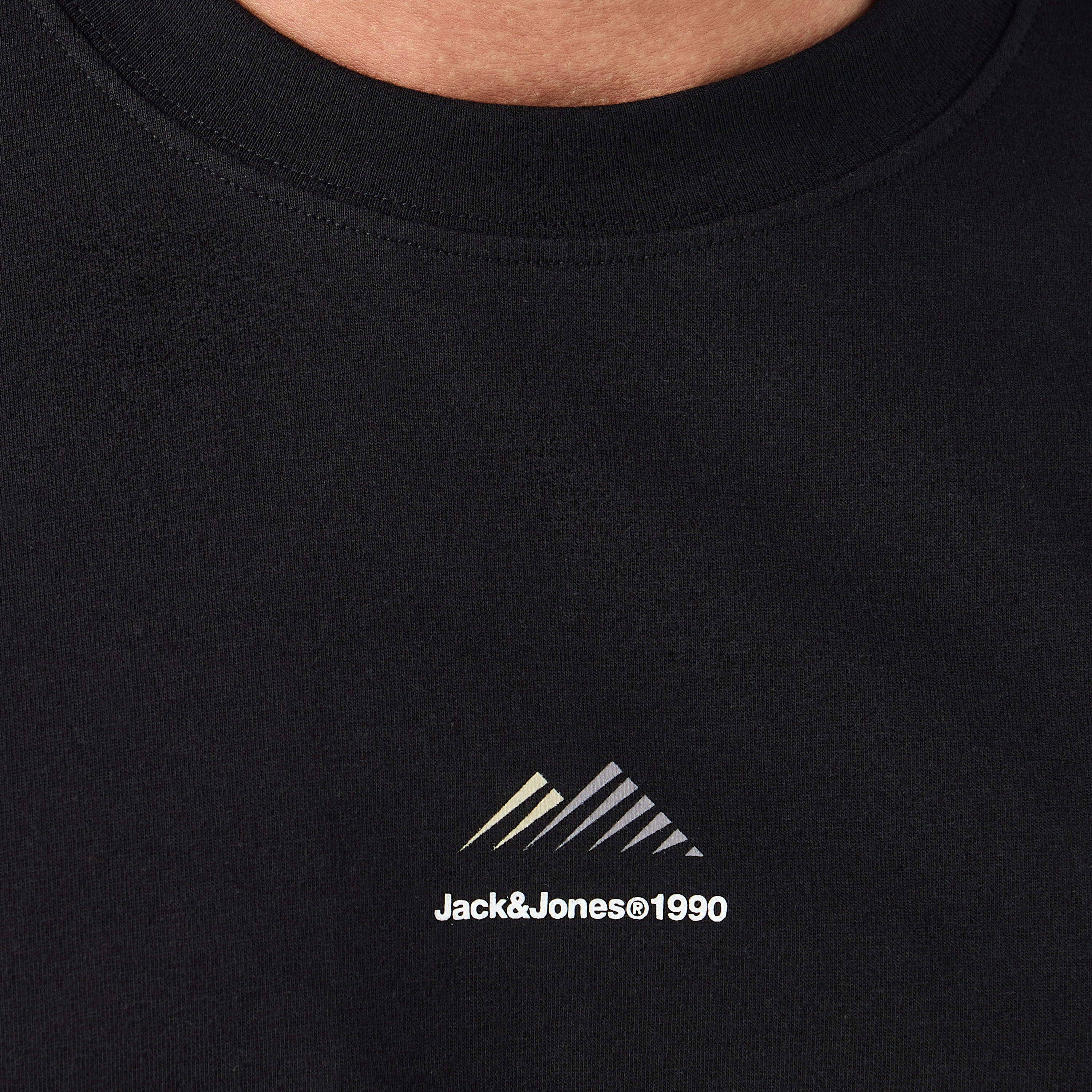 تي شيرت رجالي بأكمام قصيرة ورقبة دائرية وطبعة خطية من جاك اند جونز-men-clothing-tshirtsandpolos-tshirts-image-21