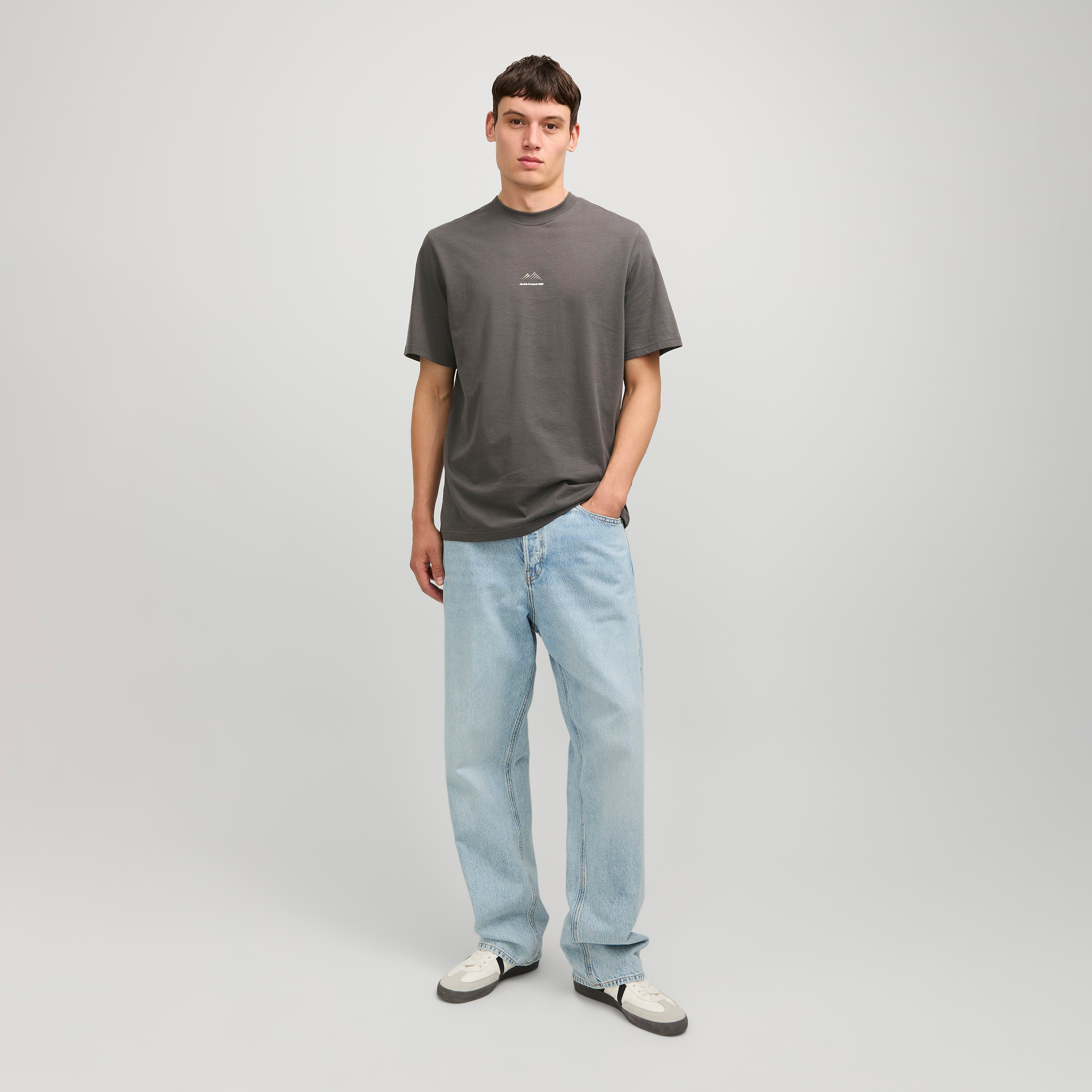 تي شيرت رجالي بأكمام قصيرة ورقبة دائرية وطبعة خطية من جاك اند جونز-men-clothing-tshirtsandpolos-tshirts-image-2