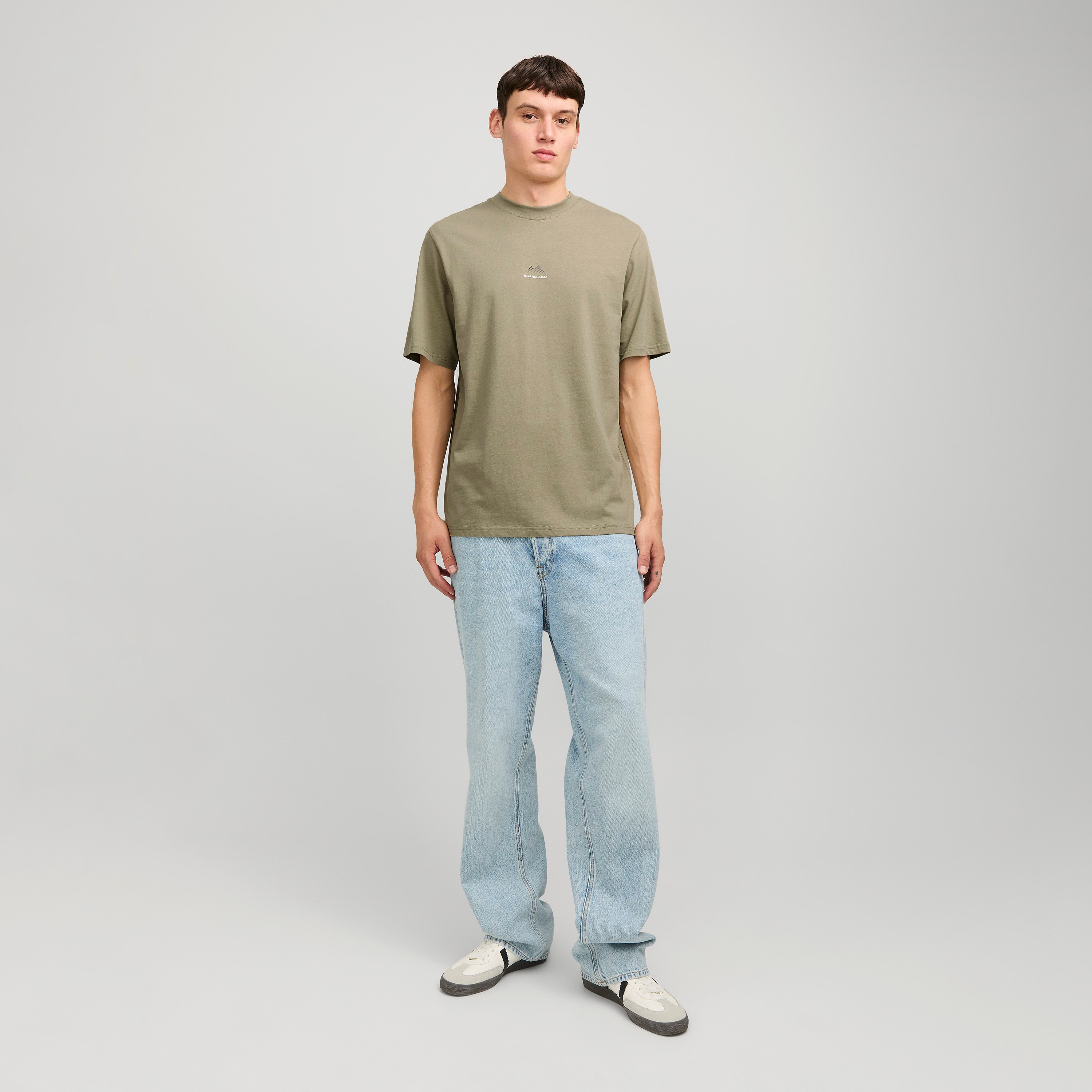 تي شيرت رجالي بأكمام قصيرة ورقبة دائرية وطبعة خطية من جاك اند جونز-men-clothing-tshirtsandpolos-tshirts-image-10