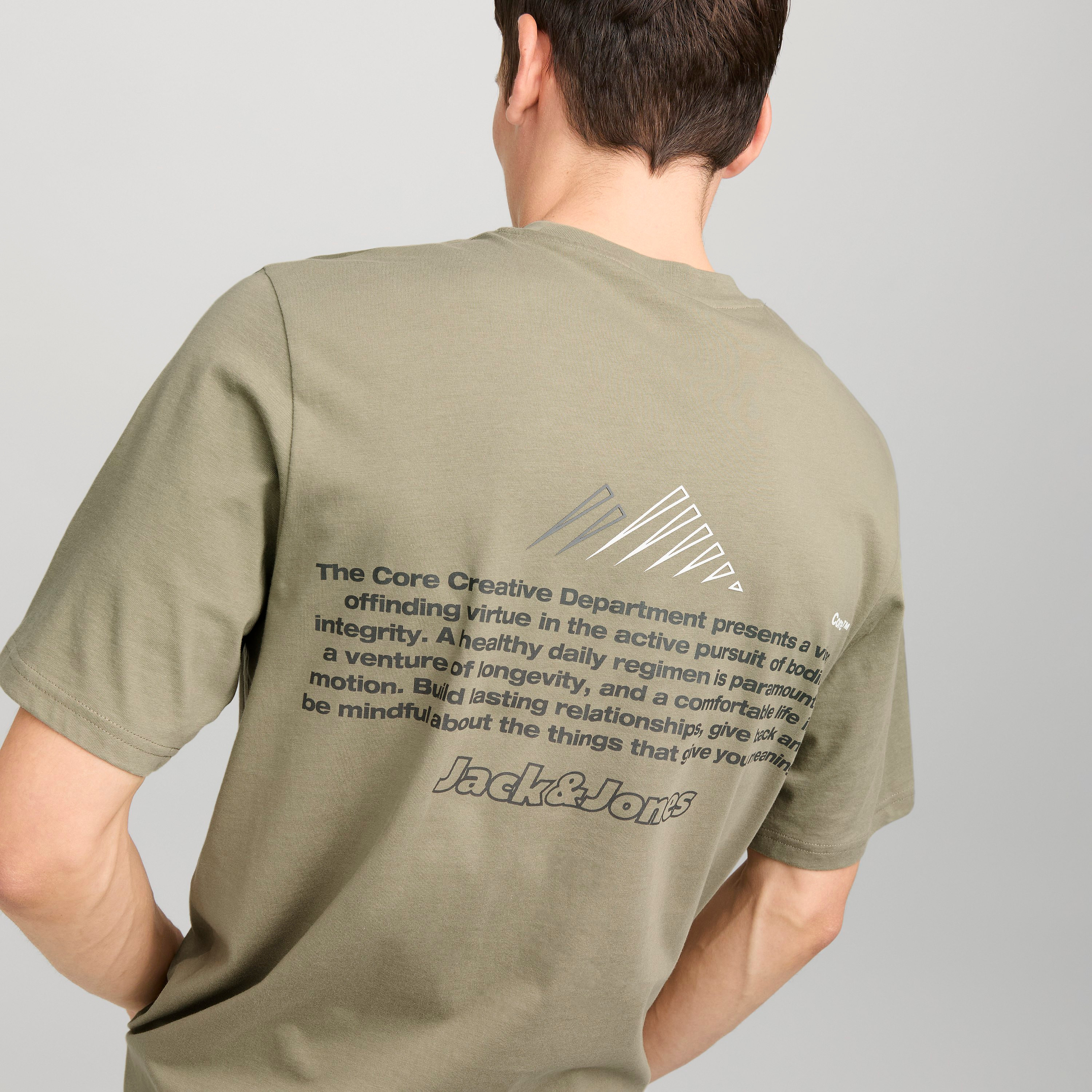 تي شيرت رجالي بأكمام قصيرة ورقبة دائرية وطبعة خطية من جاك اند جونز-men-clothing-tshirtsandpolos-tshirts-image-11