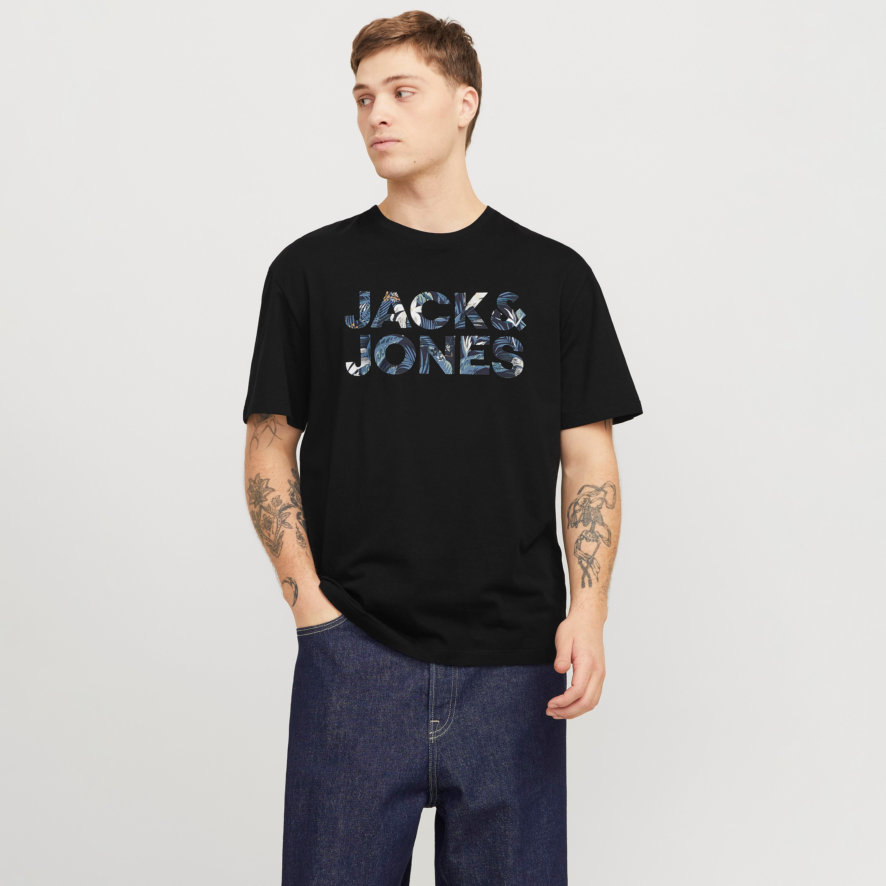 تي شيرت رجالي بأكمام قصيرة ورقبة دائرية وشعار من جاك اند جونز-men-clothing-tshirtsandpolos-tshirts-image-1
