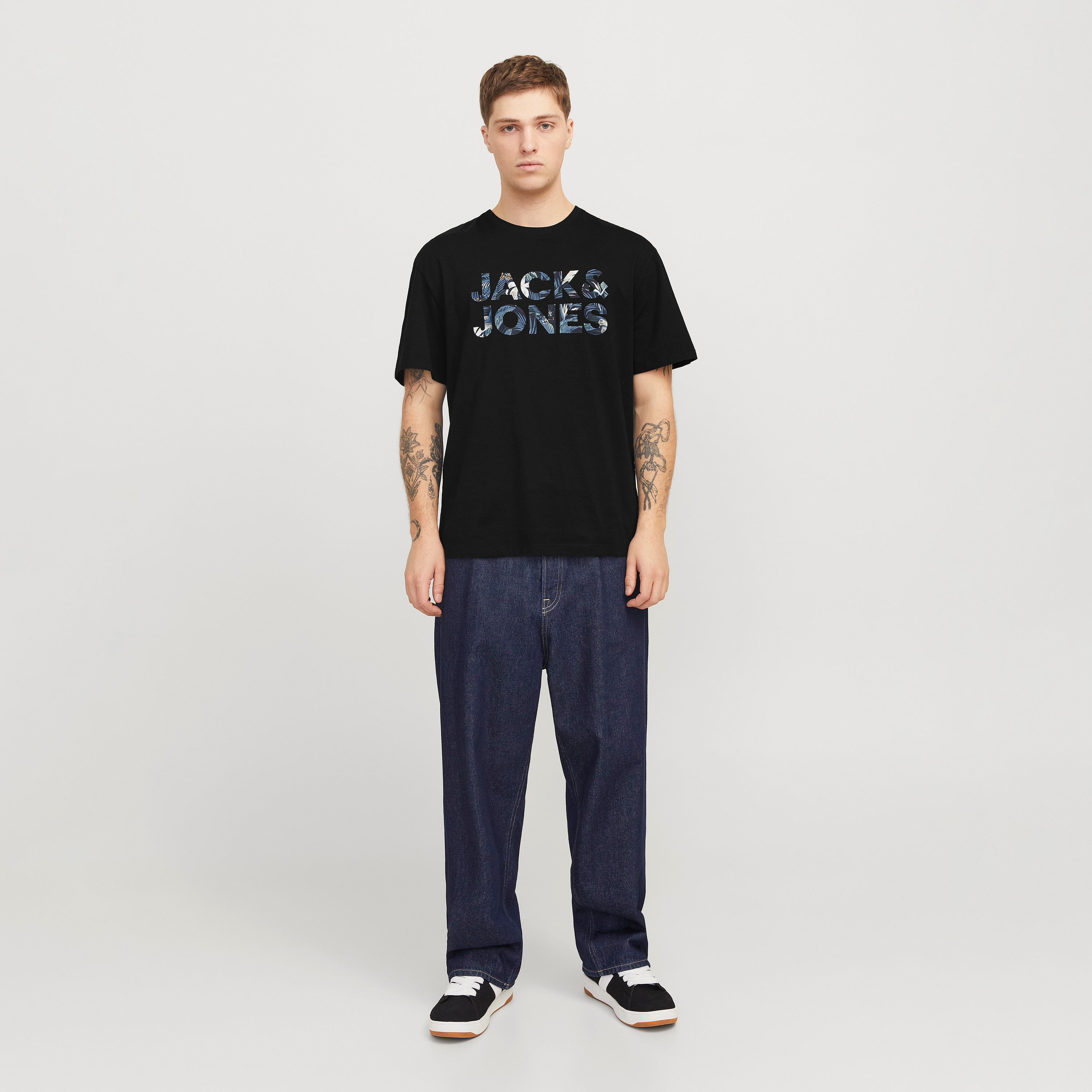 تي شيرت رجالي بأكمام قصيرة ورقبة دائرية وشعار من جاك اند جونز-men-clothing-tshirtsandpolos-tshirts-image-2