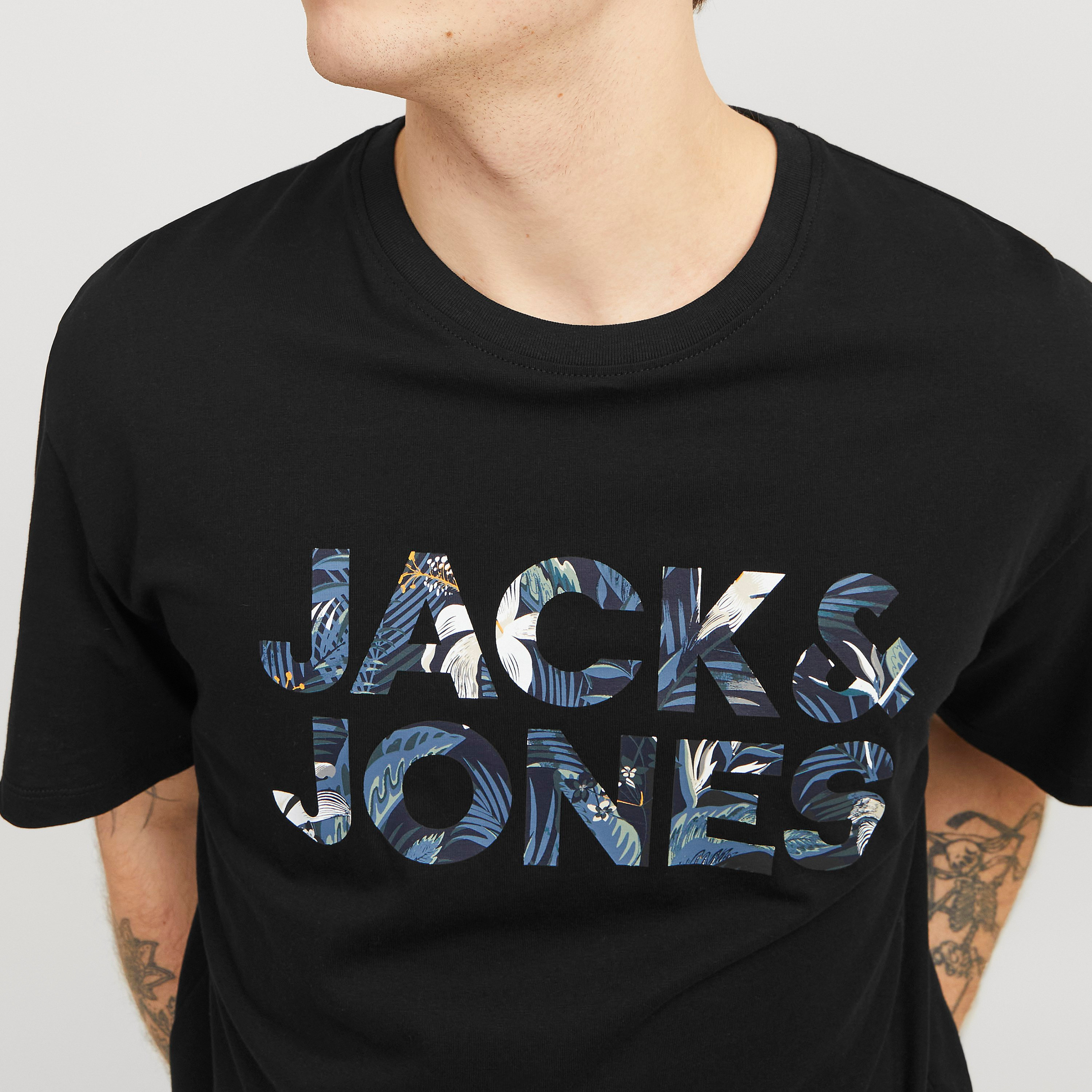 تي شيرت رجالي بأكمام قصيرة ورقبة دائرية وشعار من جاك اند جونز-men-clothing-tshirtsandpolos-tshirts-image-3