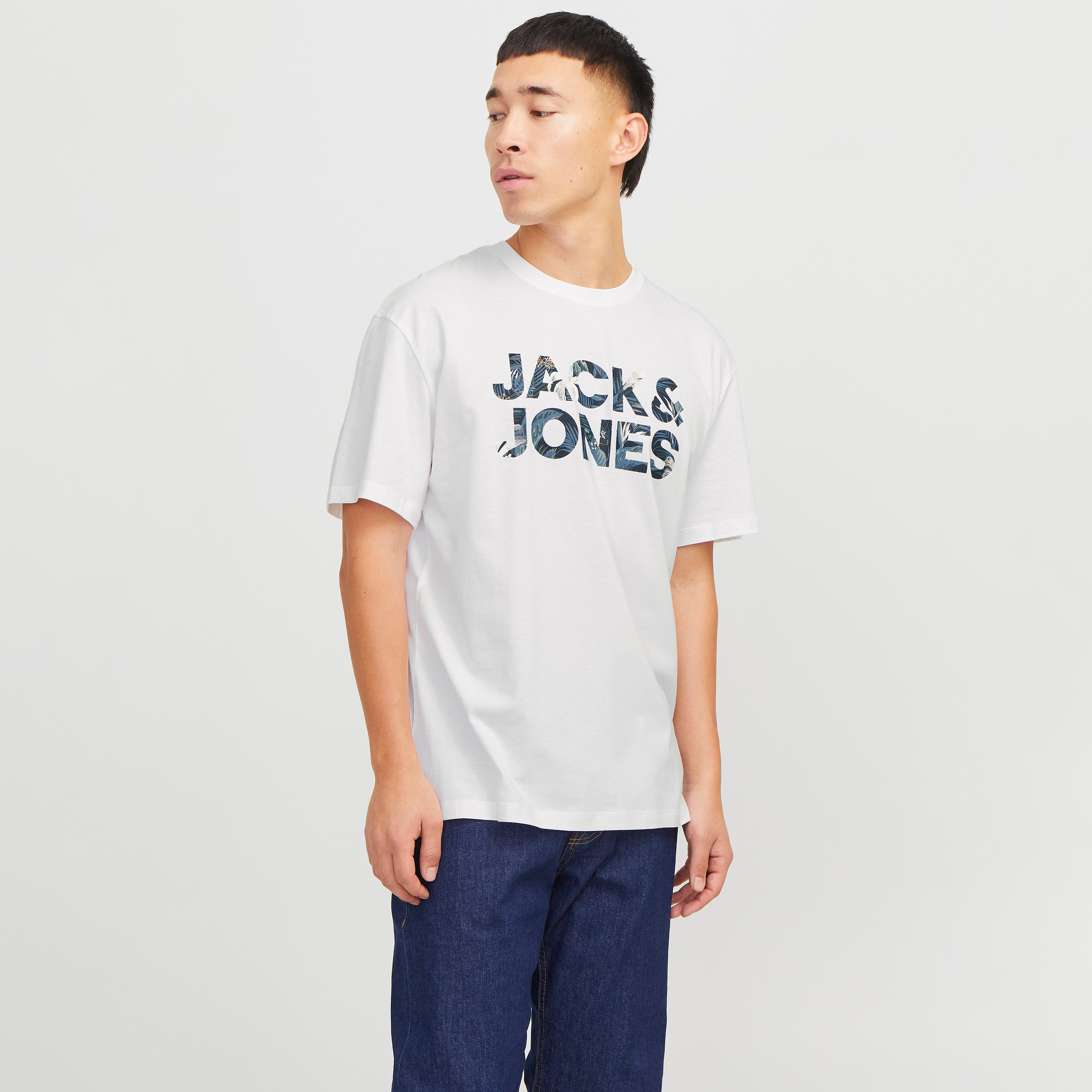 تي شيرت رجالي بأكمام قصيرة ورقبة دائرية وشعار من جاك اند جونز-men-clothing-tshirtsandpolos-tshirts-image-8