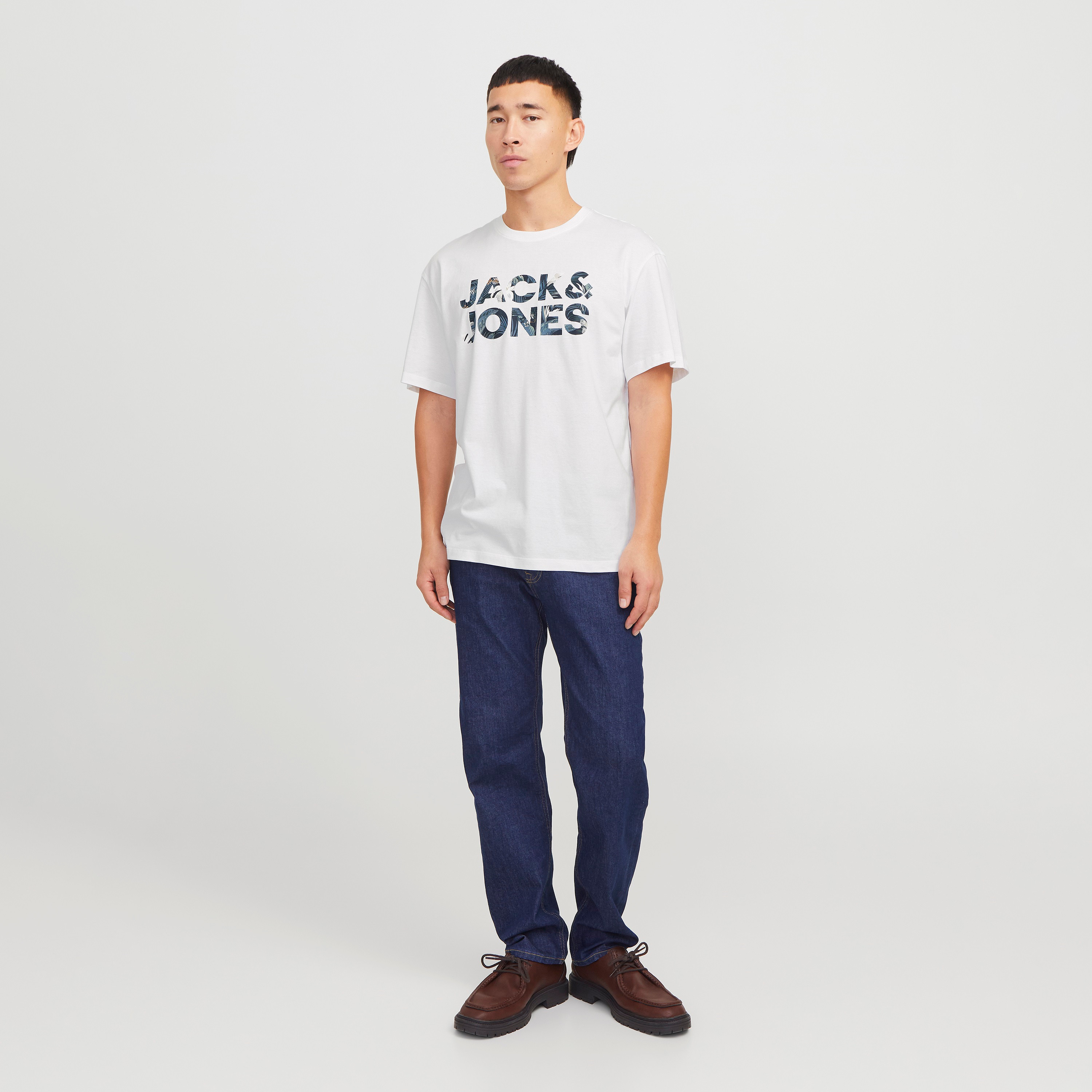 تي شيرت رجالي بأكمام قصيرة ورقبة دائرية وشعار من جاك اند جونز-men-clothing-tshirtsandpolos-tshirts-image-9
