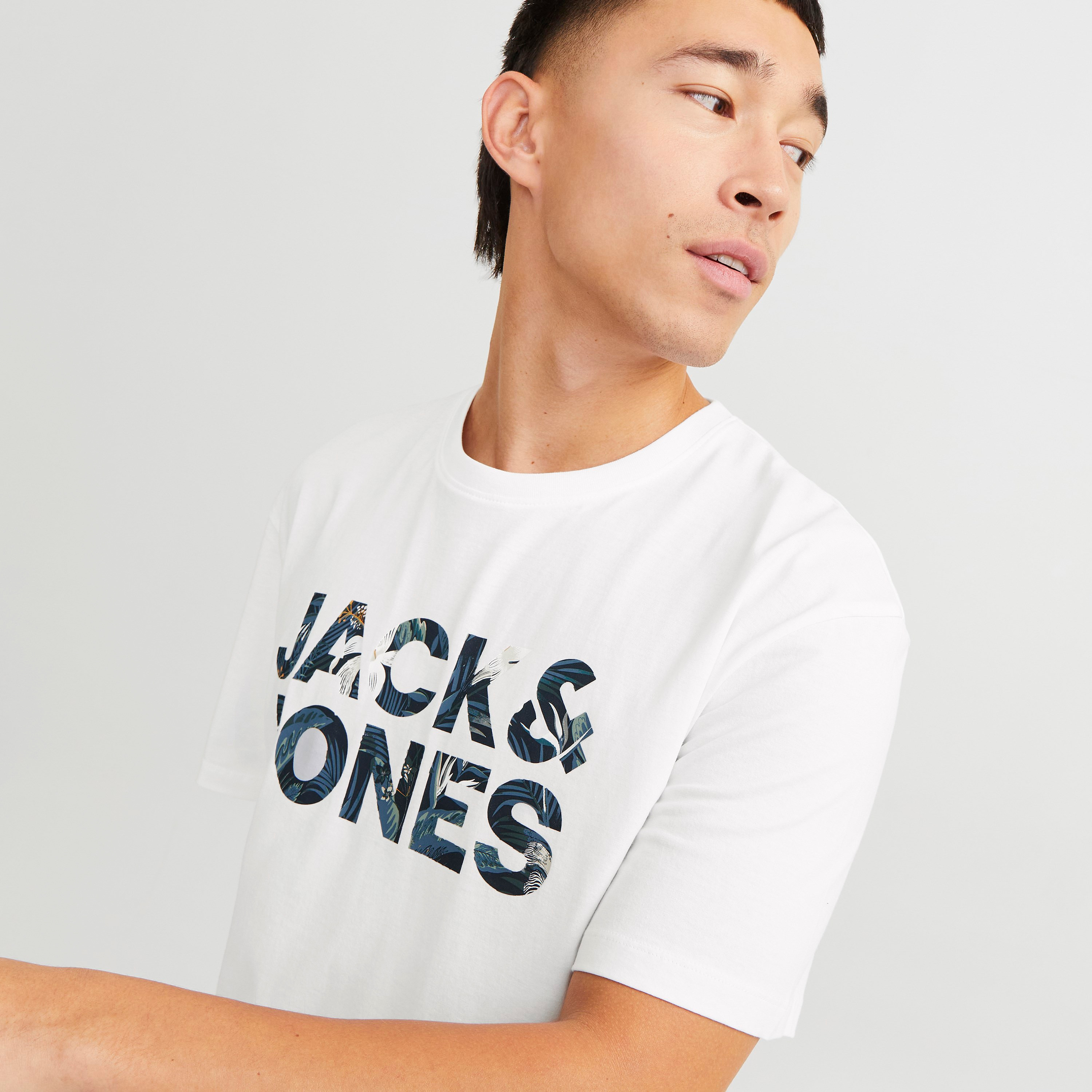 تي شيرت رجالي بأكمام قصيرة ورقبة دائرية وشعار من جاك اند جونز-men-clothing-tshirtsandpolos-tshirts-image-10