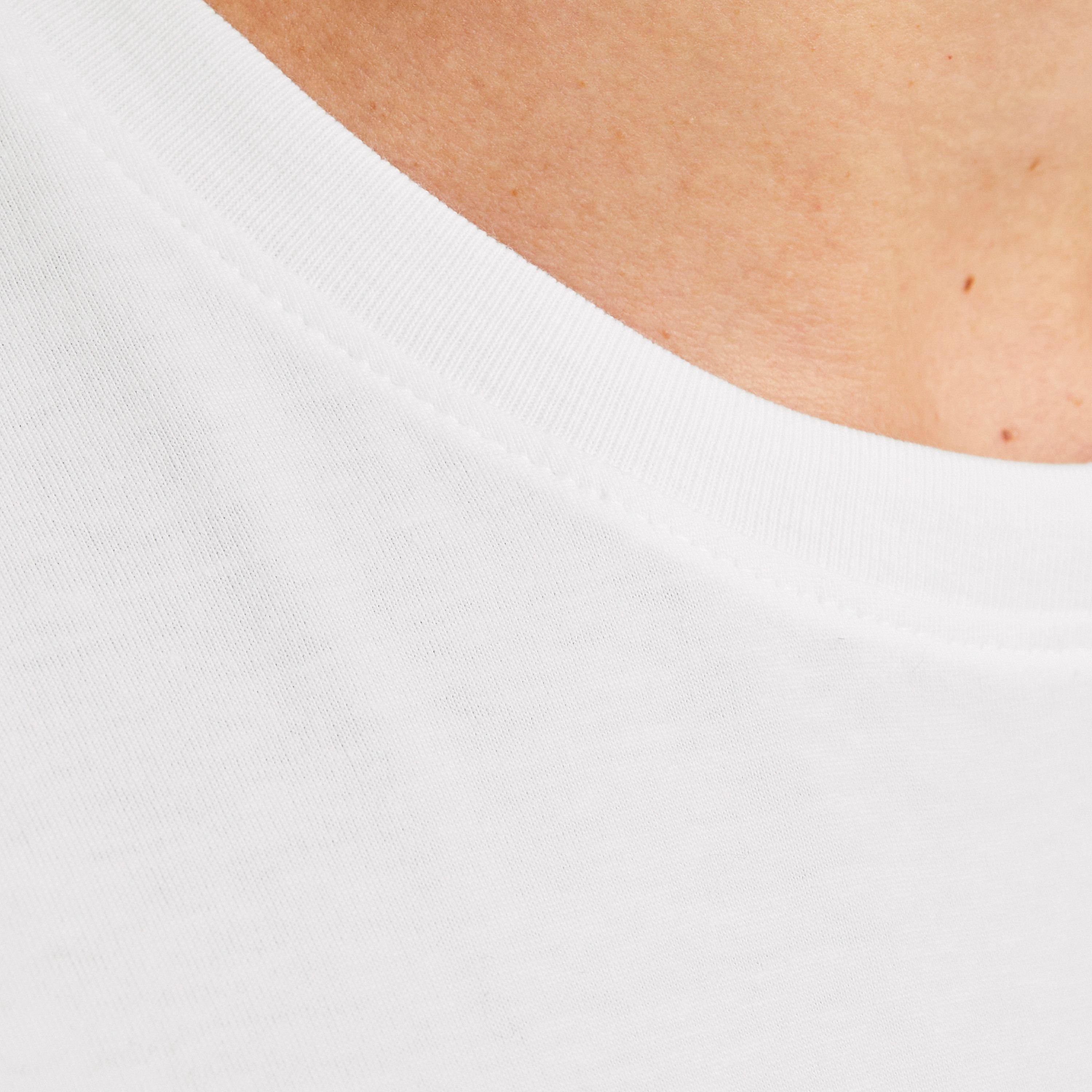 تي شيرت رجالي بأكمام قصيرة ورقبة دائرية وشعار من جاك اند جونز-men-clothing-tshirtsandpolos-tshirts-image-13