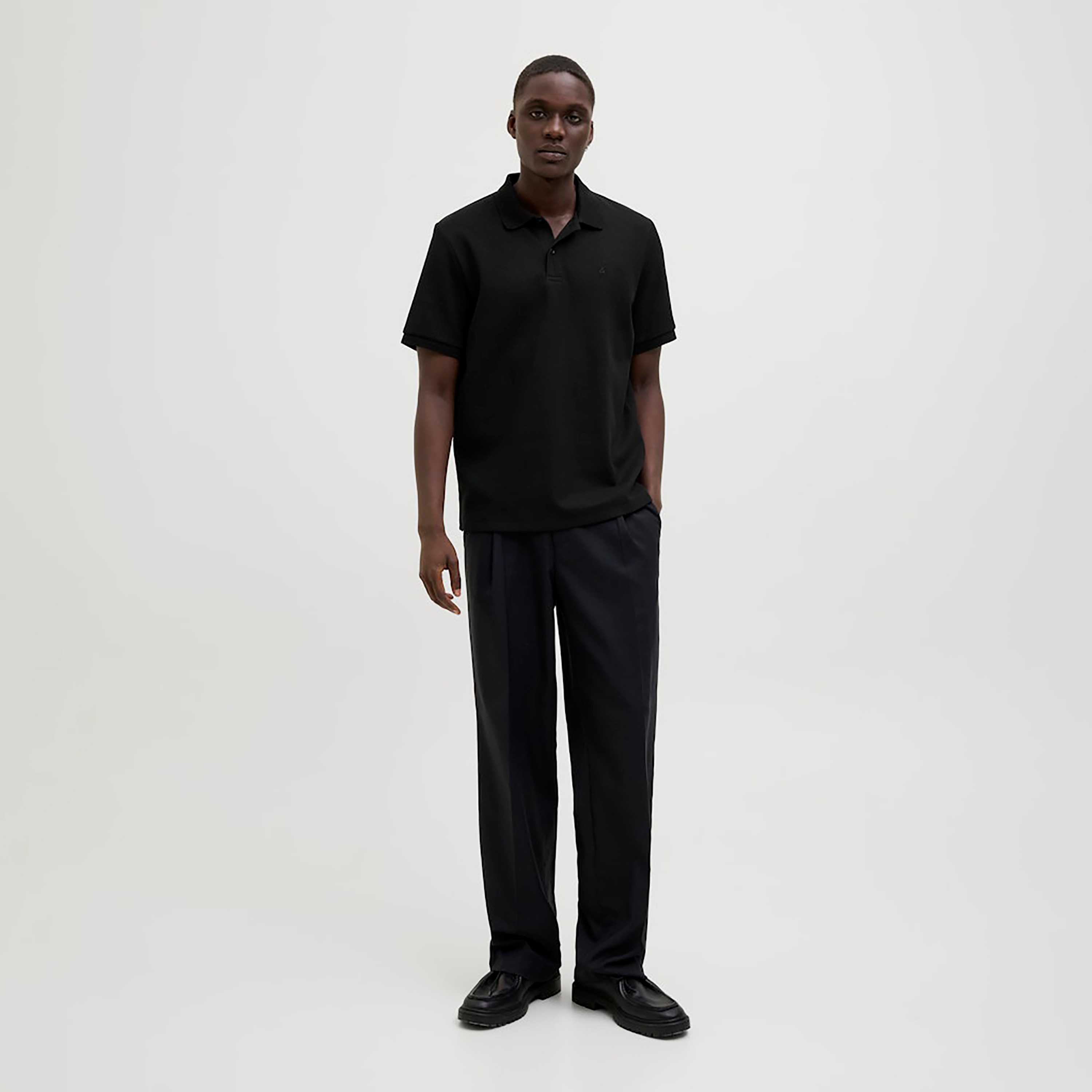 تي شيرت بولو رجالي سادة بياقة وأكمام قصيرة من جاك اند جونز-men-clothing-tshirtsandpolos-polos-image-2