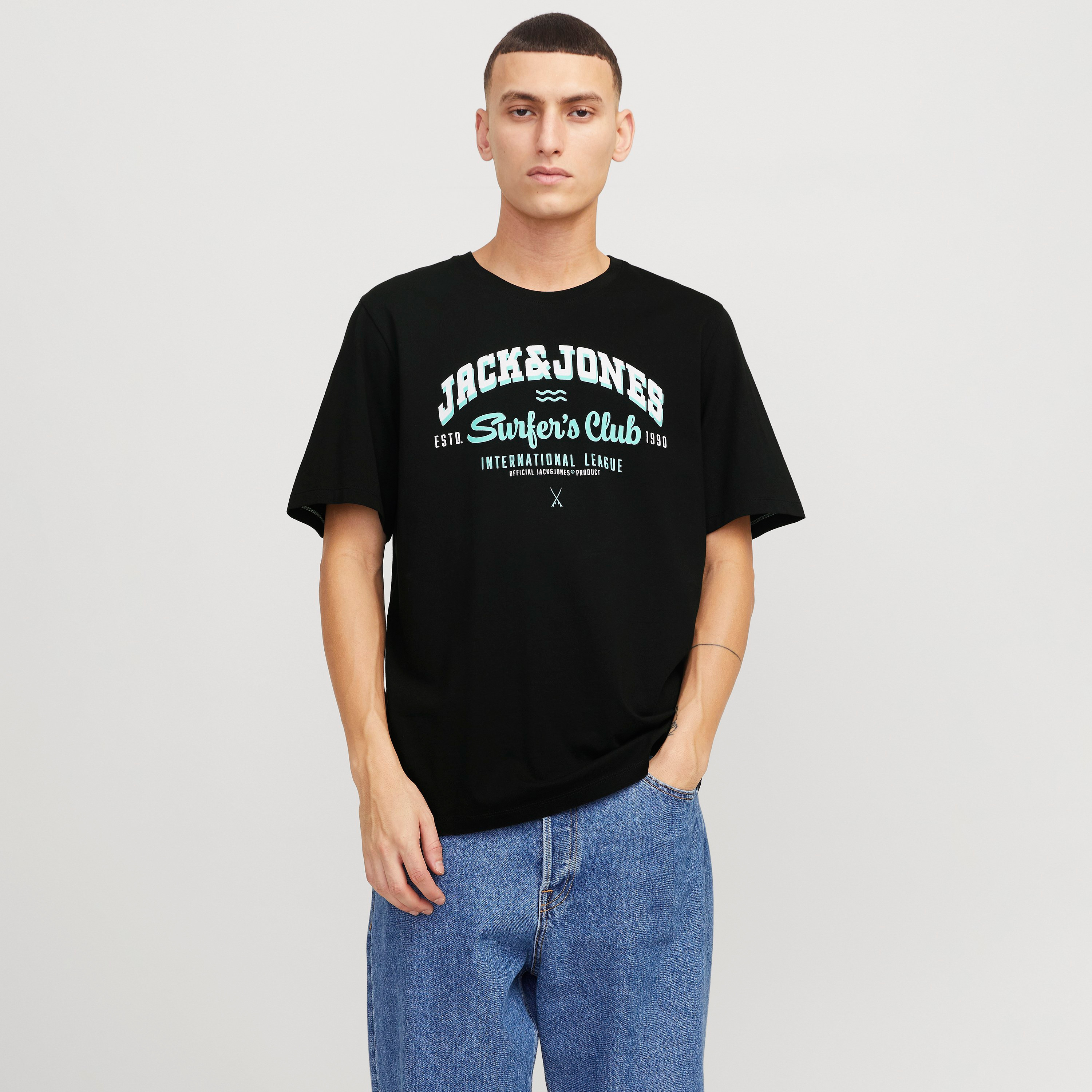 تي شيرت رجالي بأكمام قصيرة ورقبة دائرية وشعار من جاك اند جونز-men-clothing-tshirtsandpolos-tshirts-image-2
