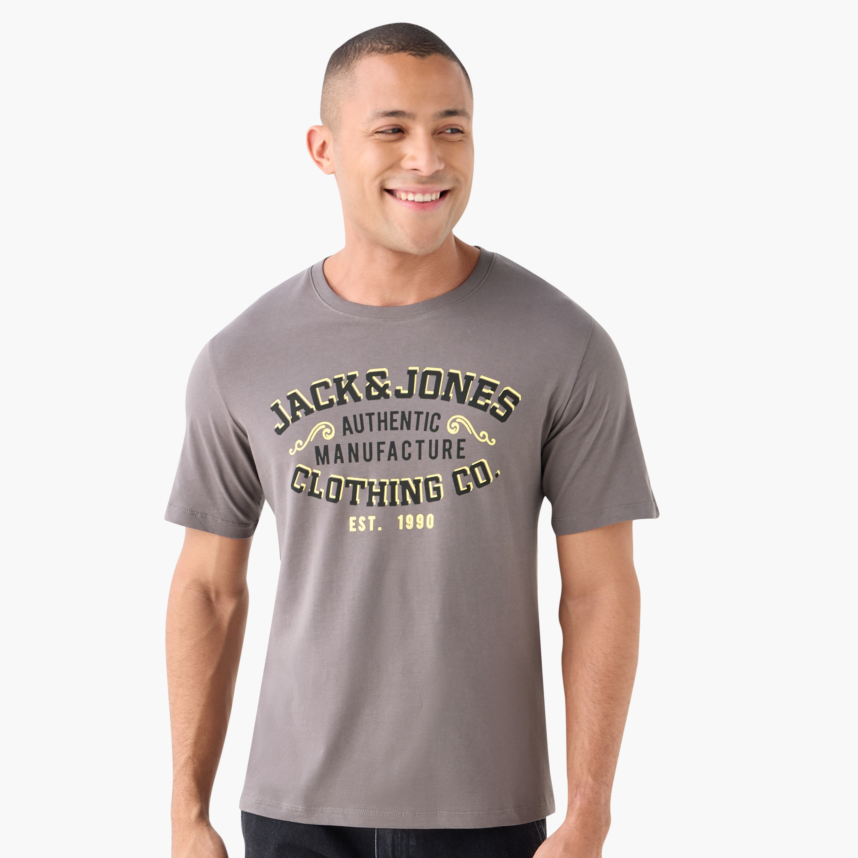تي شيرت رجالي بأكمام قصيرة ورقبة دائرية وشعار من جاك اند جونز-men-clothing-tshirtsandpolos-tshirts-image-1
