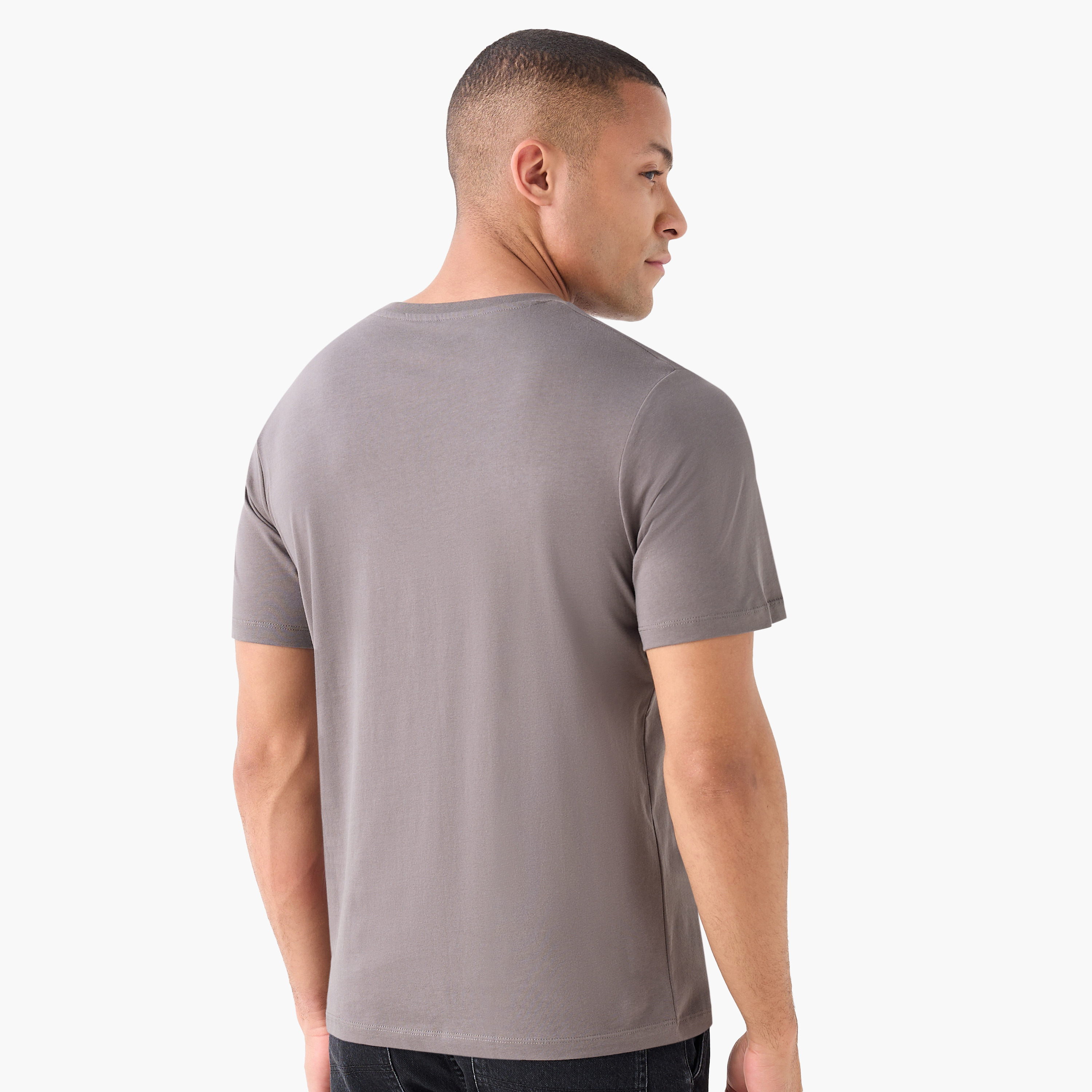 تي شيرت رجالي بأكمام قصيرة ورقبة دائرية وشعار من جاك اند جونز-men-clothing-tshirtsandpolos-tshirts-image-3