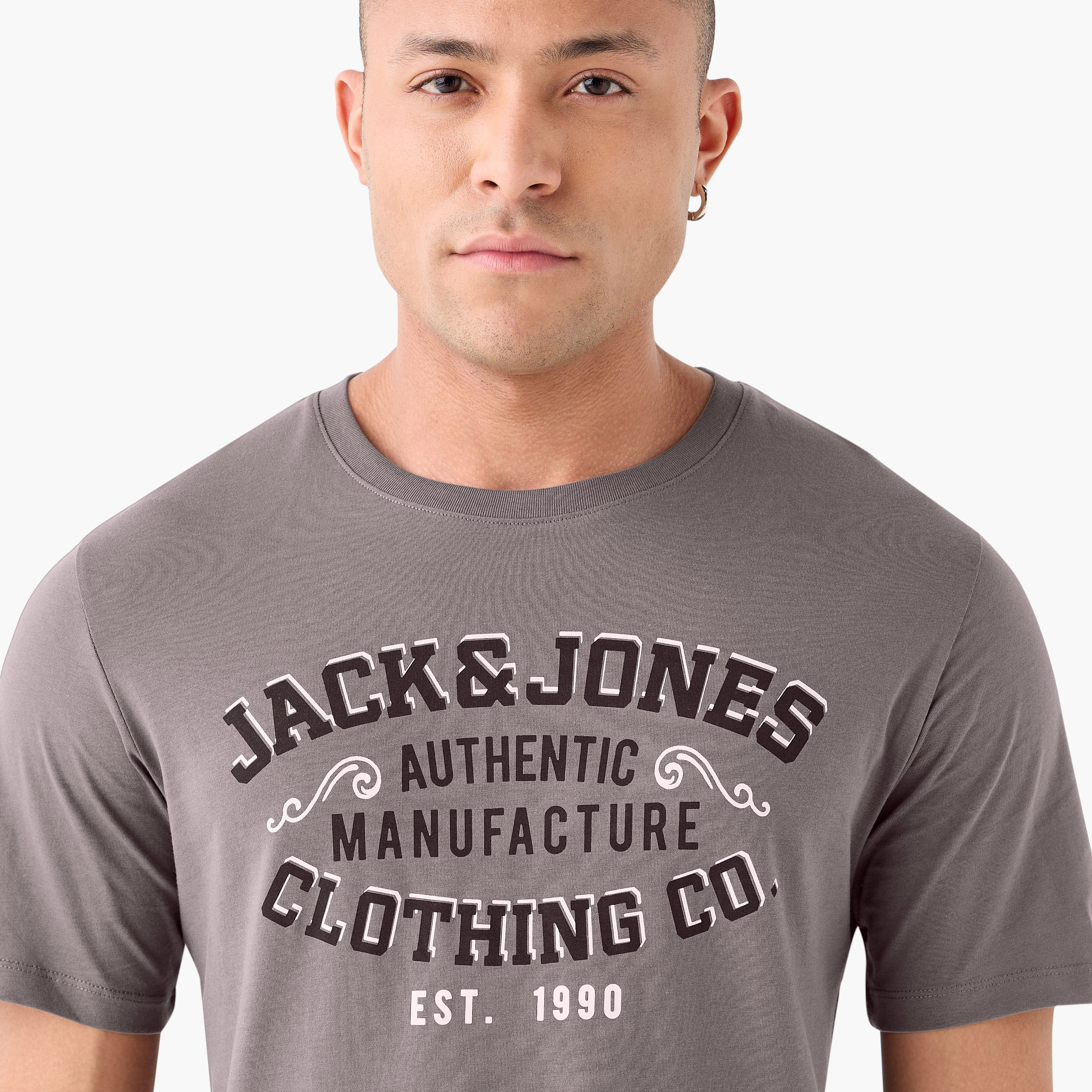تي شيرت رجالي بأكمام قصيرة ورقبة دائرية وشعار من جاك اند جونز-men-clothing-tshirtsandpolos-tshirts-image-4