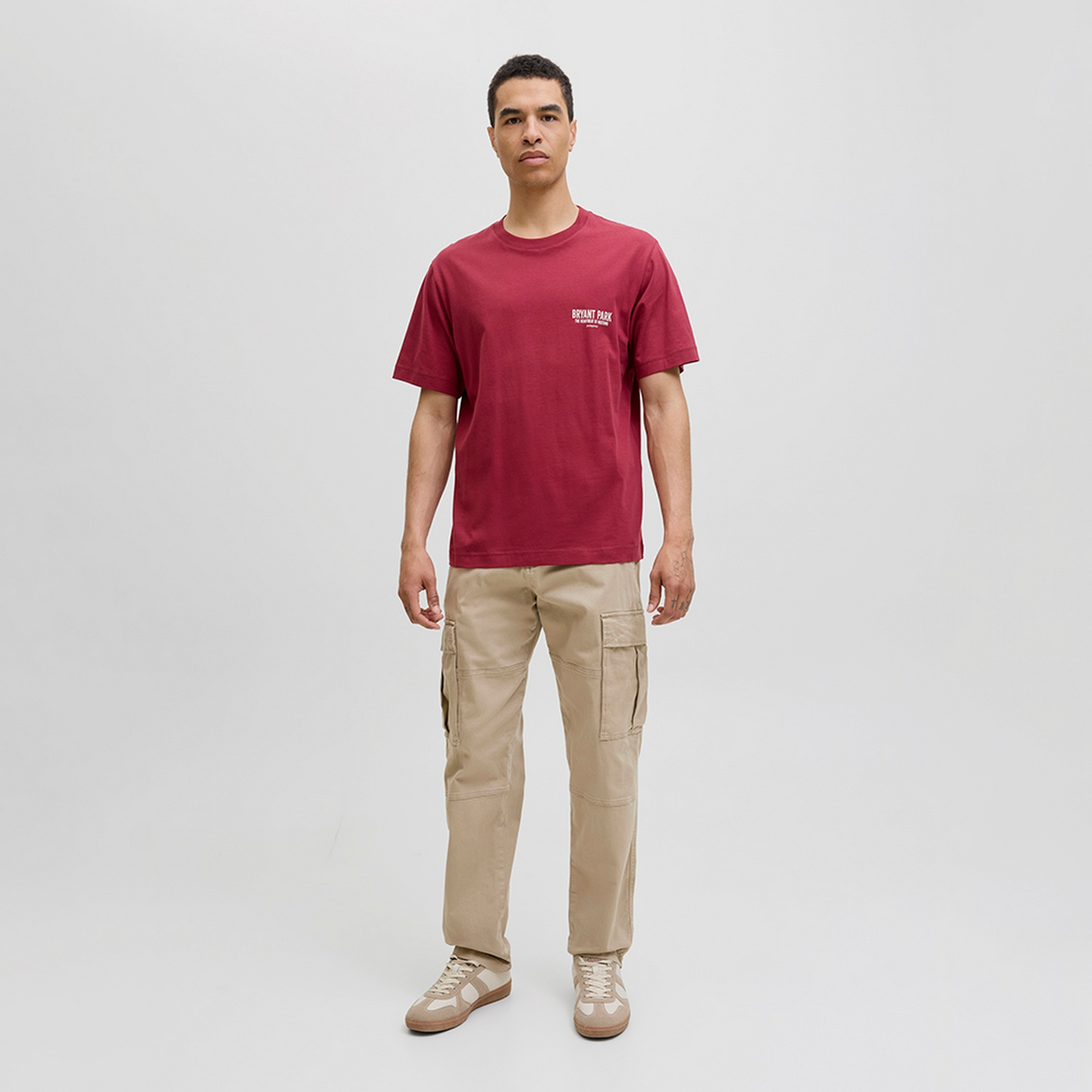 بناطيل كارجو رجالية سادة بخصر متوسط الارتفاع وزر وسحاب من جاك ان جونز-men-clothing-bottoms-trousersandchinos-trousers-image-8