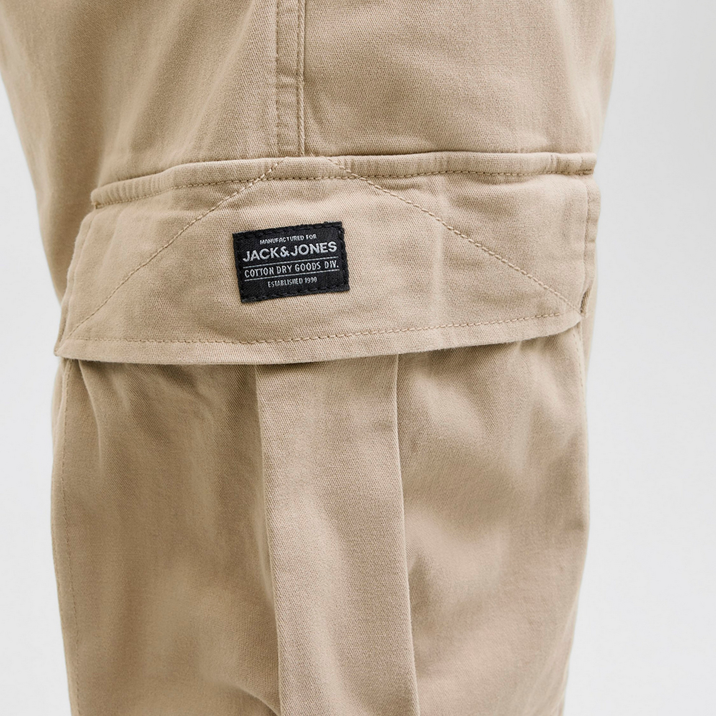 بناطيل كارجو رجالية سادة بخصر متوسط الارتفاع وزر وسحاب من جاك ان جونز-men-clothing-bottoms-trousersandchinos-trousers-image-9