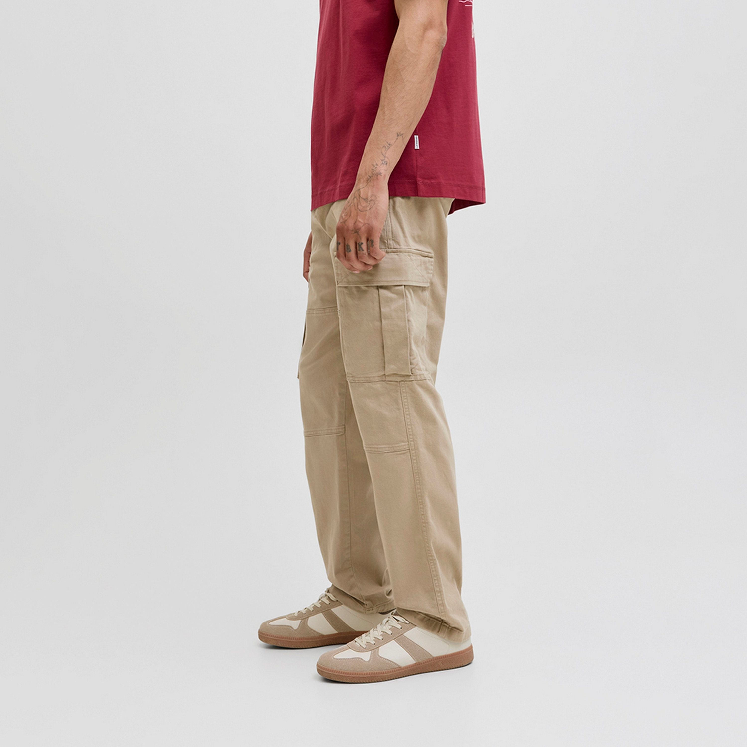 بناطيل كارجو رجالية سادة بخصر متوسط الارتفاع وزر وسحاب من جاك ان جونز-men-clothing-bottoms-trousersandchinos-trousers-image-11