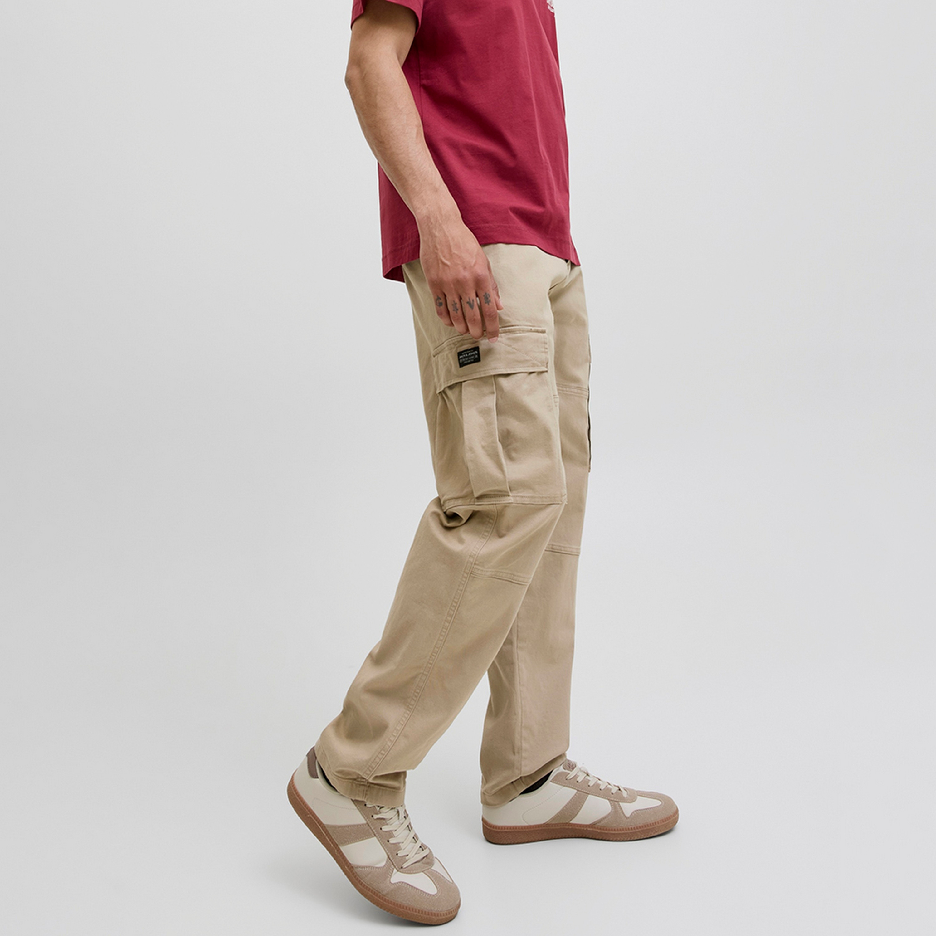 بناطيل كارجو رجالية سادة بخصر متوسط الارتفاع وزر وسحاب من جاك ان جونز-men-clothing-bottoms-trousersandchinos-trousers-image-12
