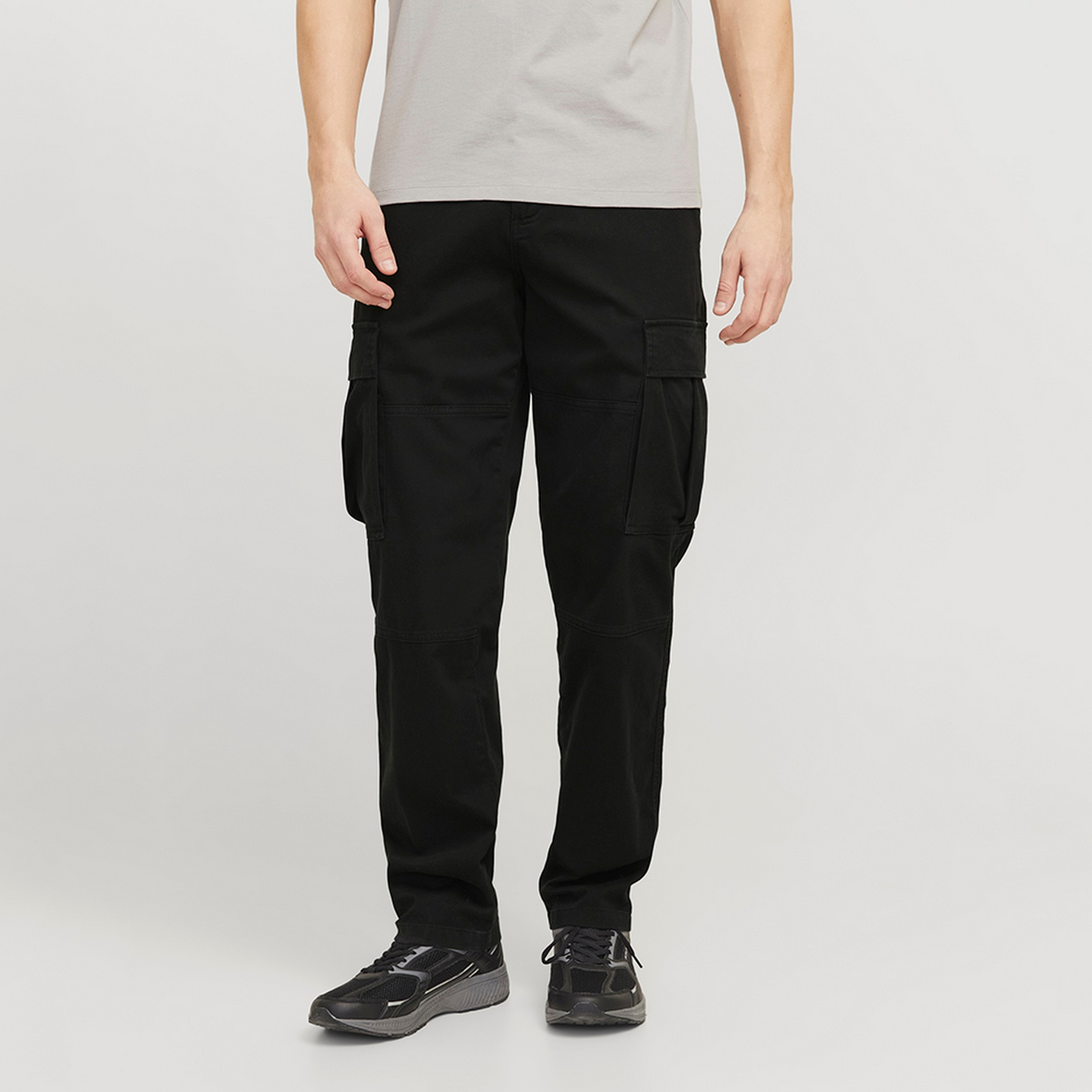 بناطيل كارجو رجالية سادة بخصر متوسط الارتفاع وزر وسحاب من جاك ان جونز-men-clothing-bottoms-trousersandchinos-trousers-image-1
