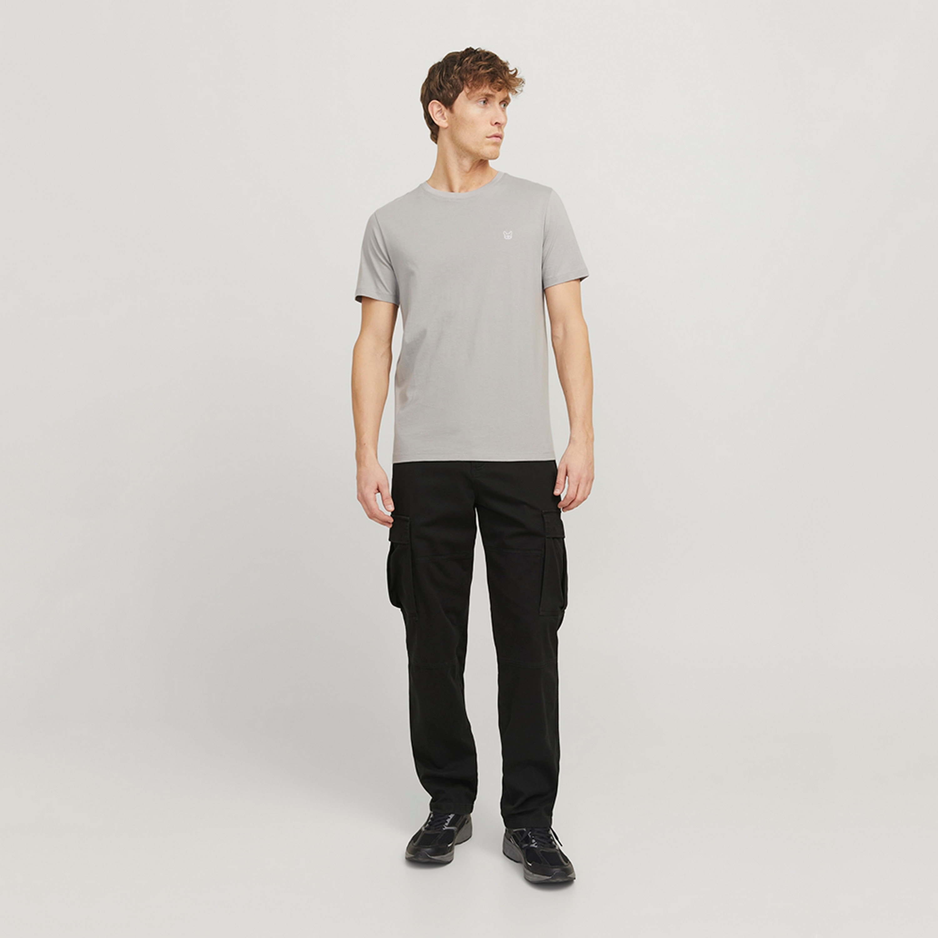 بناطيل كارجو رجالية سادة بخصر متوسط الارتفاع وزر وسحاب من جاك ان جونز-men-clothing-bottoms-trousersandchinos-trousers-image-2