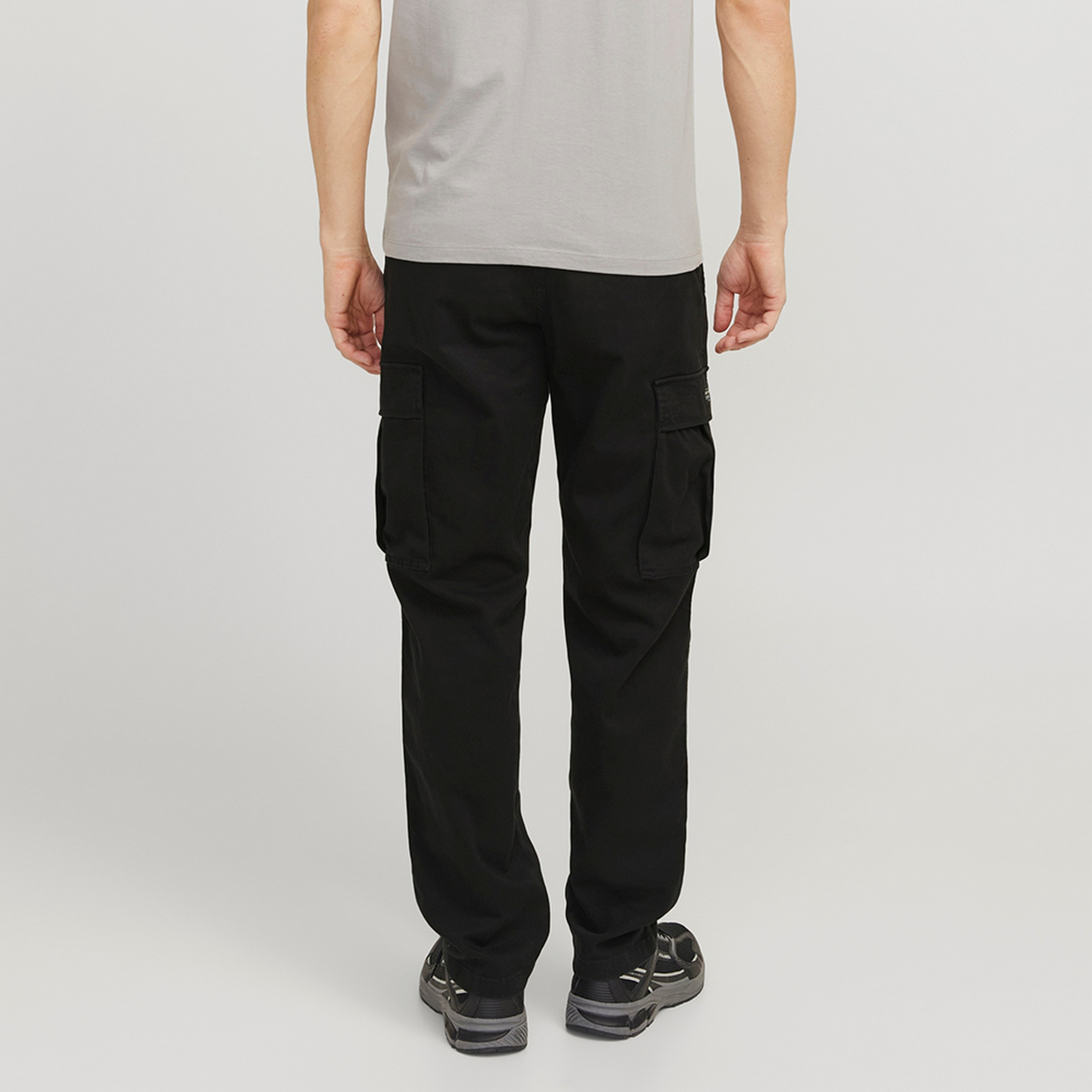 بناطيل كارجو رجالية سادة بخصر متوسط الارتفاع وزر وسحاب من جاك ان جونز-men-clothing-bottoms-trousersandchinos-trousers-image-4