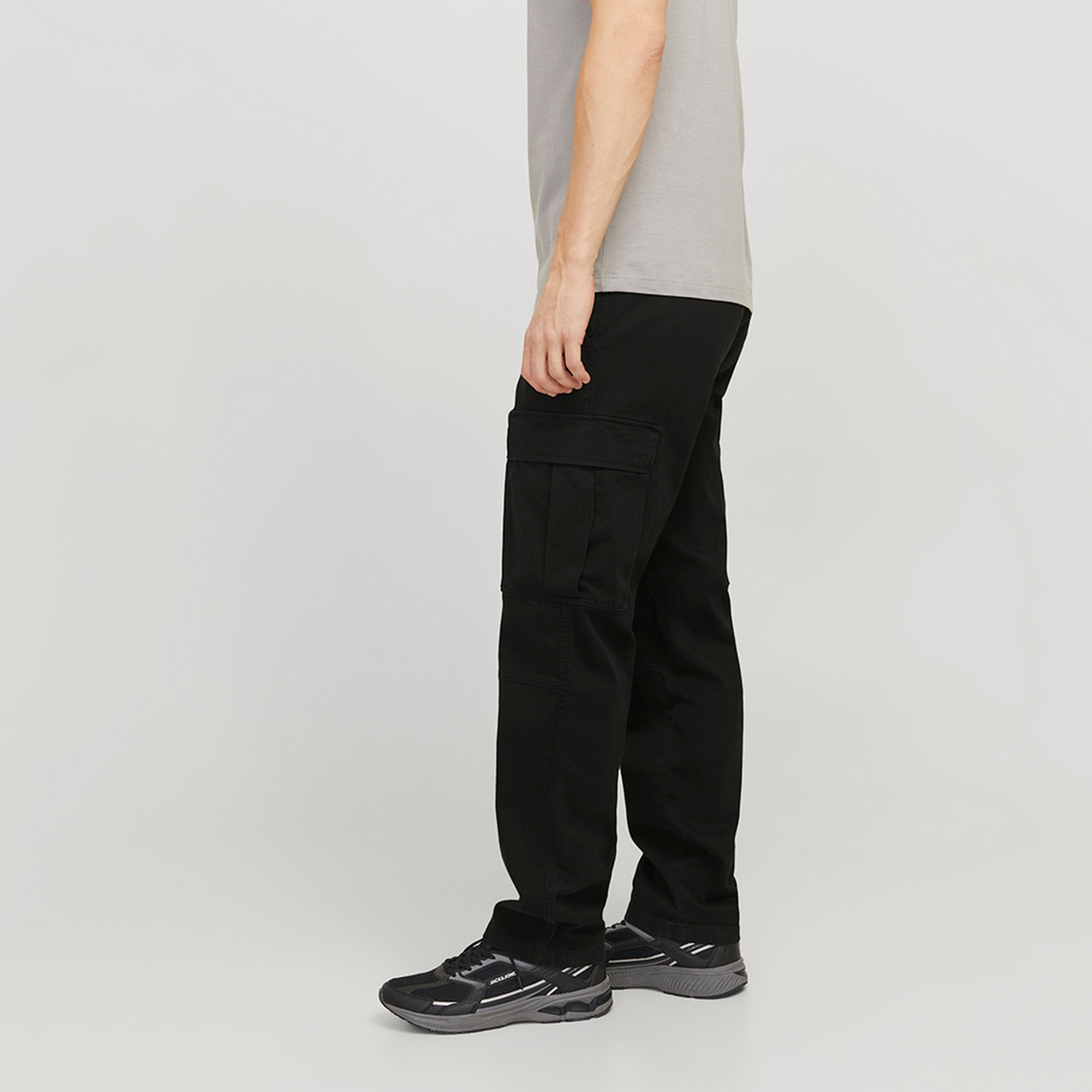 بناطيل كارجو رجالية سادة بخصر متوسط الارتفاع وزر وسحاب من جاك ان جونز-men-clothing-bottoms-trousersandchinos-trousers-image-5