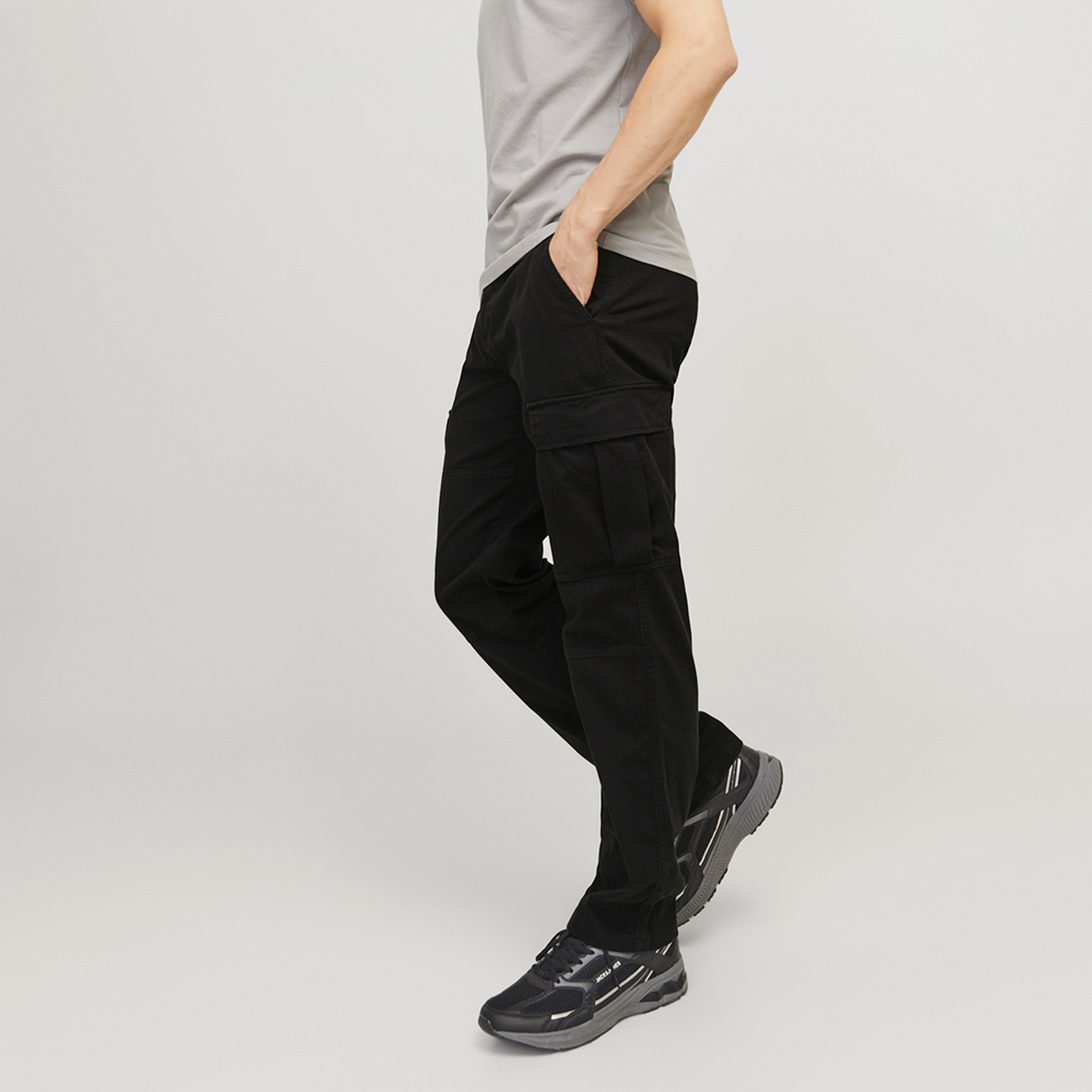 بناطيل كارجو رجالية سادة بخصر متوسط الارتفاع وزر وسحاب من جاك ان جونز-men-clothing-bottoms-trousersandchinos-trousers-image-6