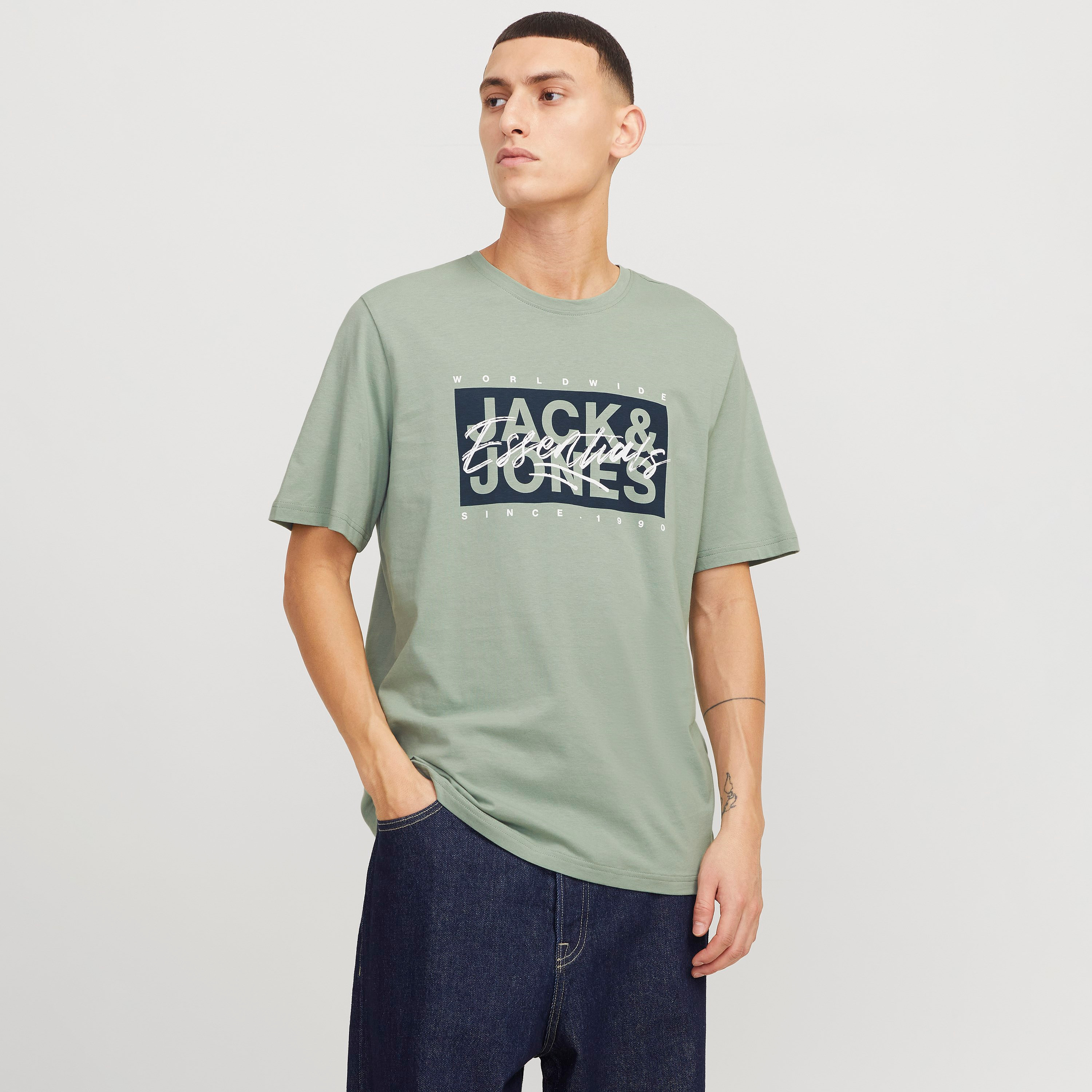تي شيرت رجالي بأكمام قصيرة ورقبة دائرية وشعار من جاك اند جونز-men-clothing-tshirtsandpolos-tshirts-image-1