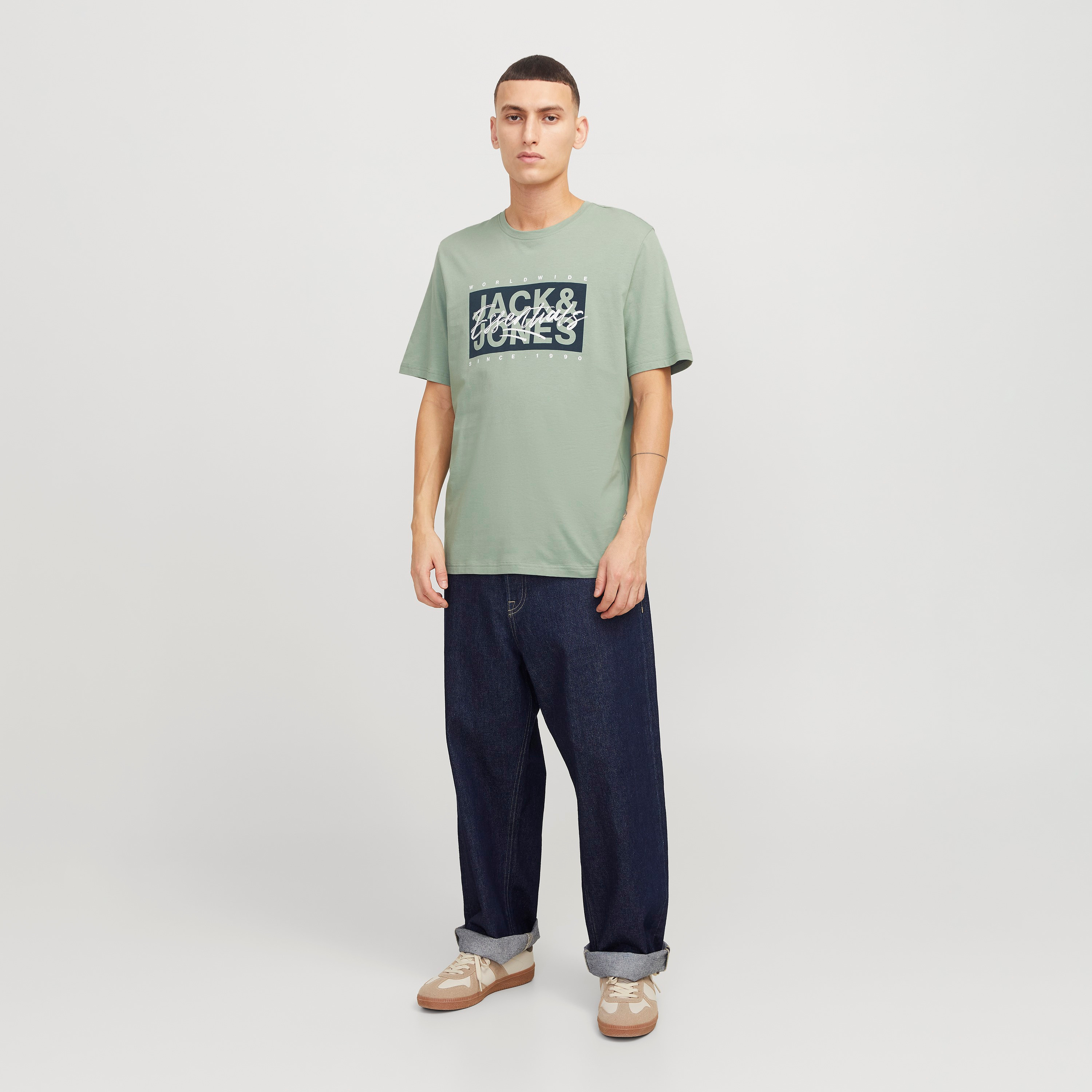 تي شيرت رجالي بأكمام قصيرة ورقبة دائرية وشعار من جاك اند جونز-men-clothing-tshirtsandpolos-tshirts-image-2