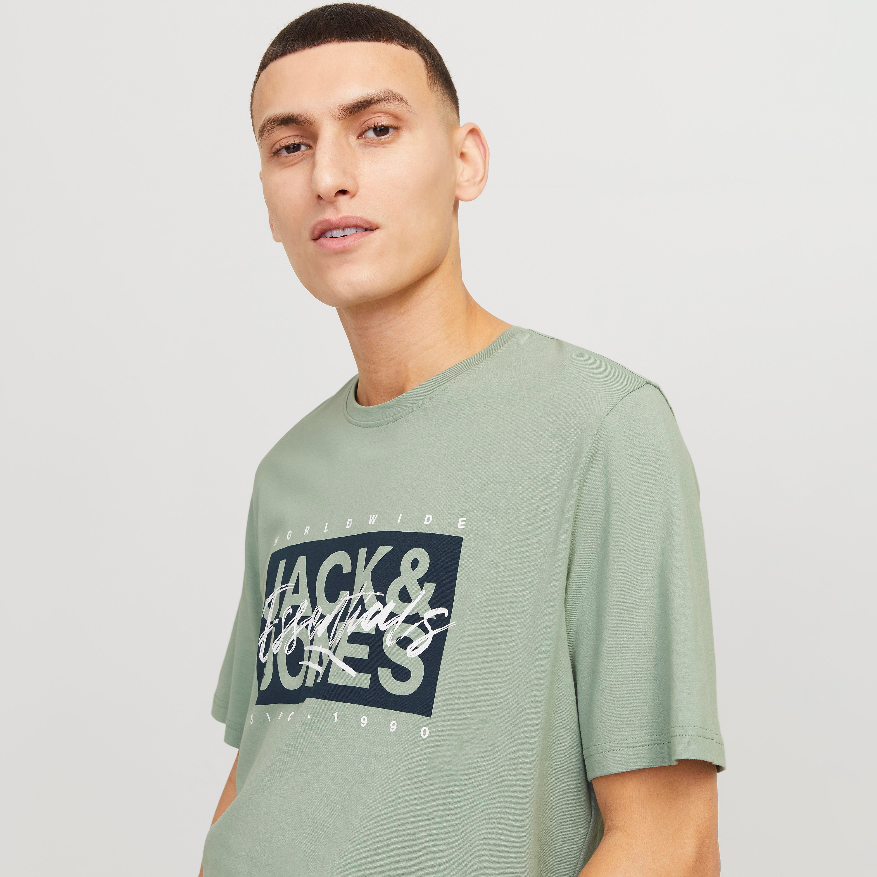 تي شيرت رجالي بأكمام قصيرة ورقبة دائرية وشعار من جاك اند جونز-men-clothing-tshirtsandpolos-tshirts-image-3