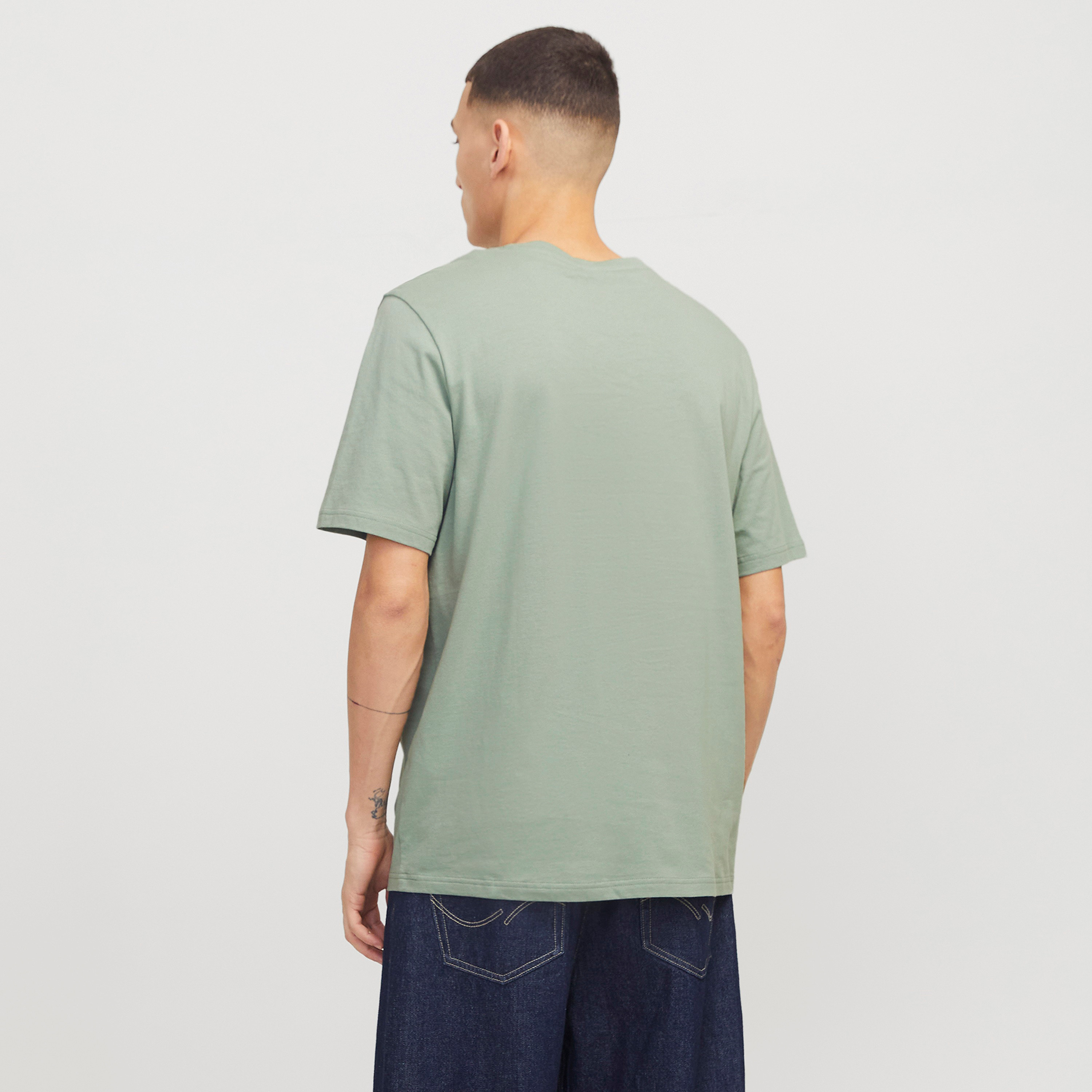 تي شيرت رجالي بأكمام قصيرة ورقبة دائرية وشعار من جاك اند جونز-men-clothing-tshirtsandpolos-tshirts-image-4