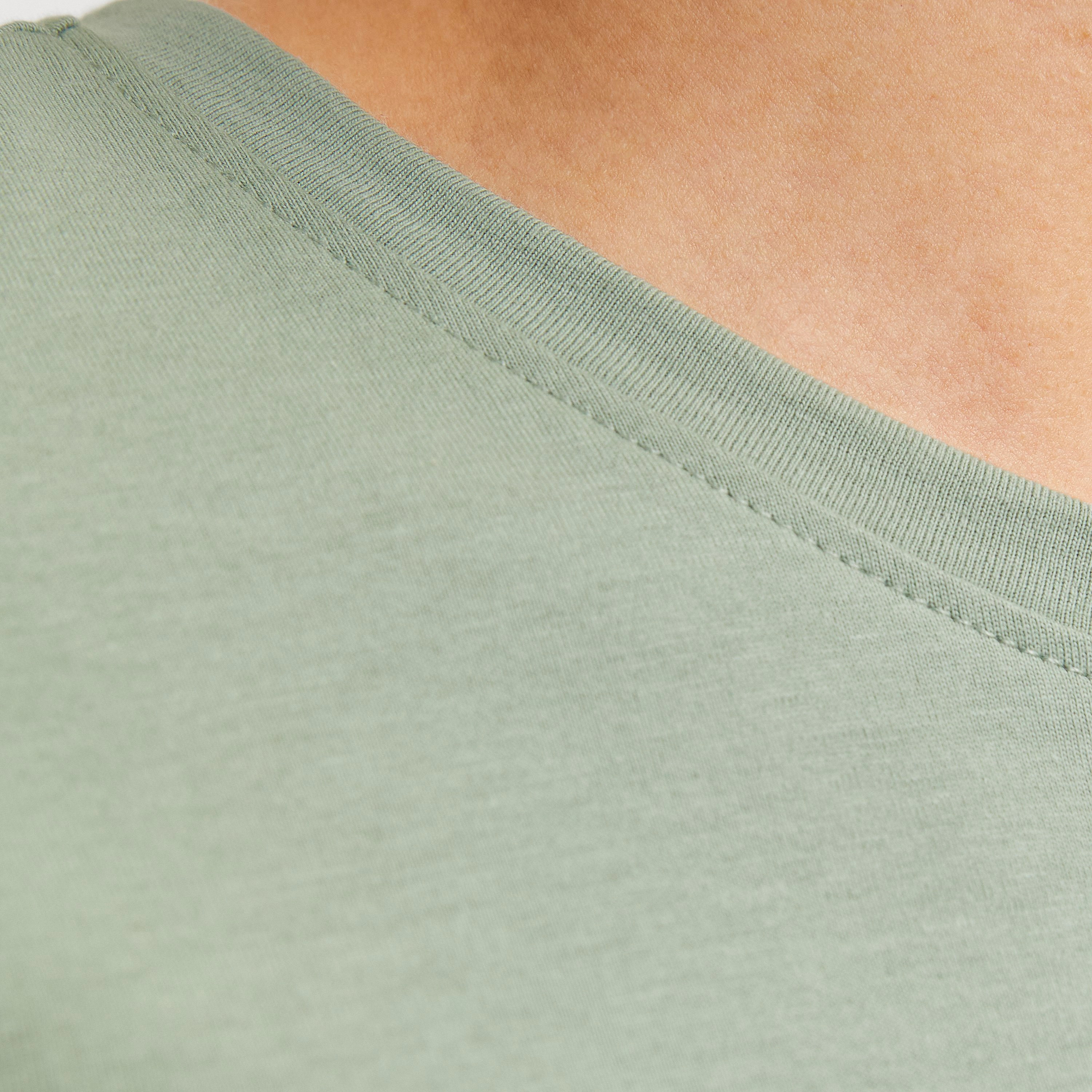 تي شيرت رجالي بأكمام قصيرة ورقبة دائرية وشعار من جاك اند جونز-men-clothing-tshirtsandpolos-tshirts-image-6