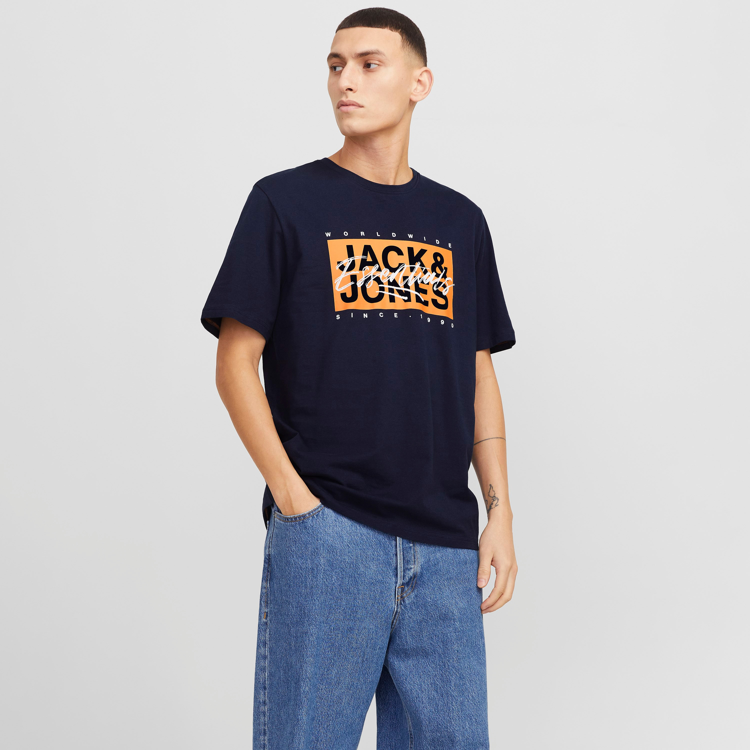 تي شيرت رجالي بأكمام قصيرة ورقبة دائرية وشعار من جاك اند جونز-men-clothing-tshirtsandpolos-tshirts-image-8