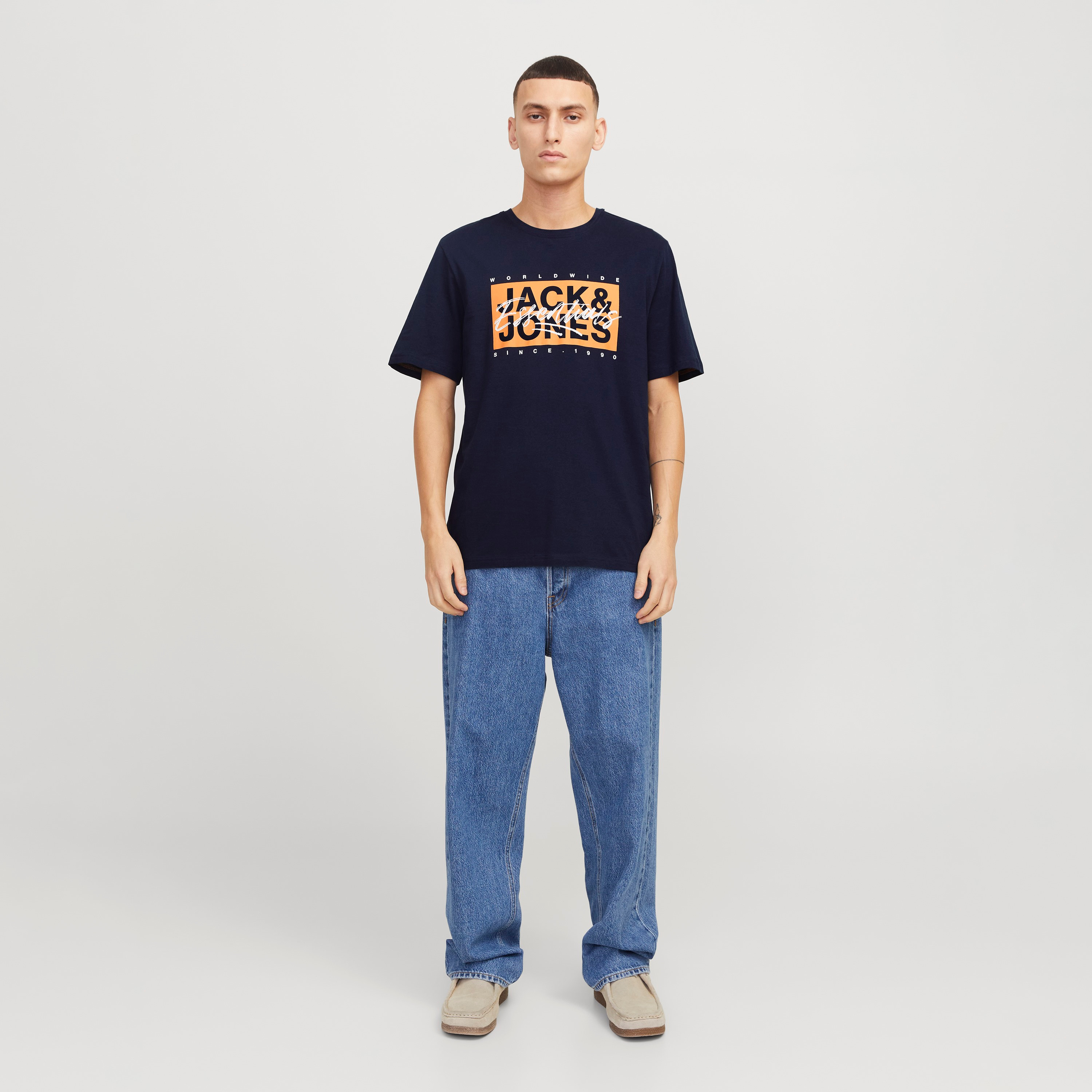 تي شيرت رجالي بأكمام قصيرة ورقبة دائرية وشعار من جاك اند جونز-men-clothing-tshirtsandpolos-tshirts-image-9