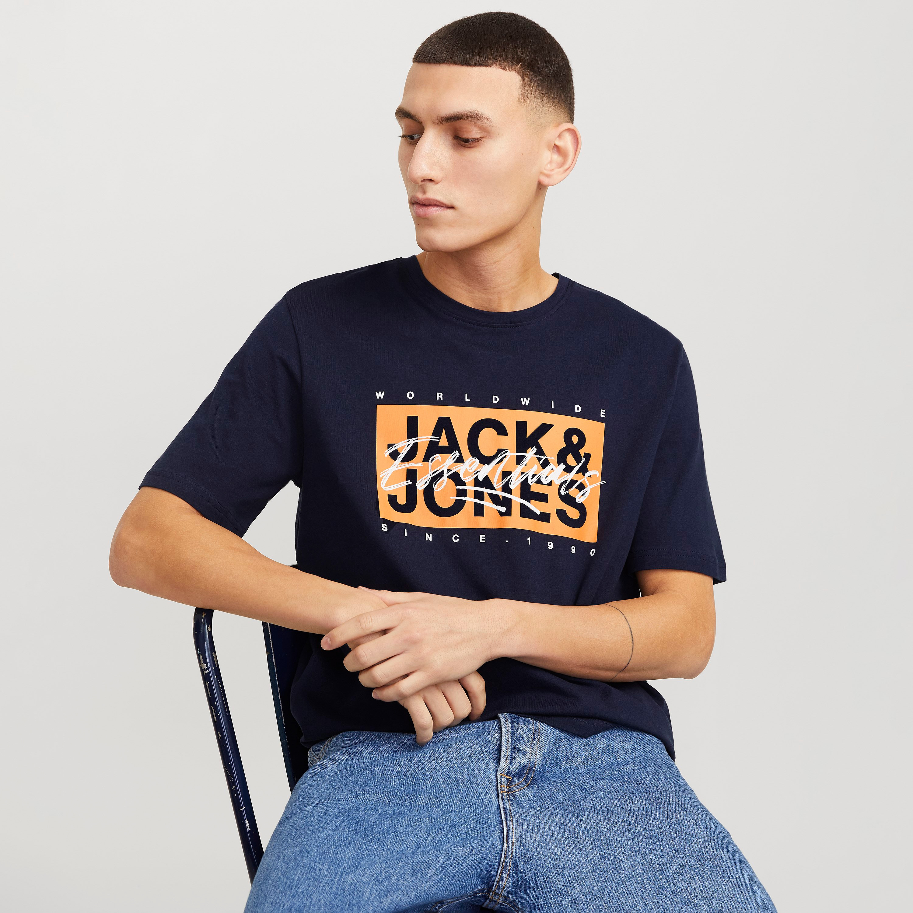 تي شيرت رجالي بأكمام قصيرة ورقبة دائرية وشعار من جاك اند جونز-men-clothing-tshirtsandpolos-tshirts-image-10