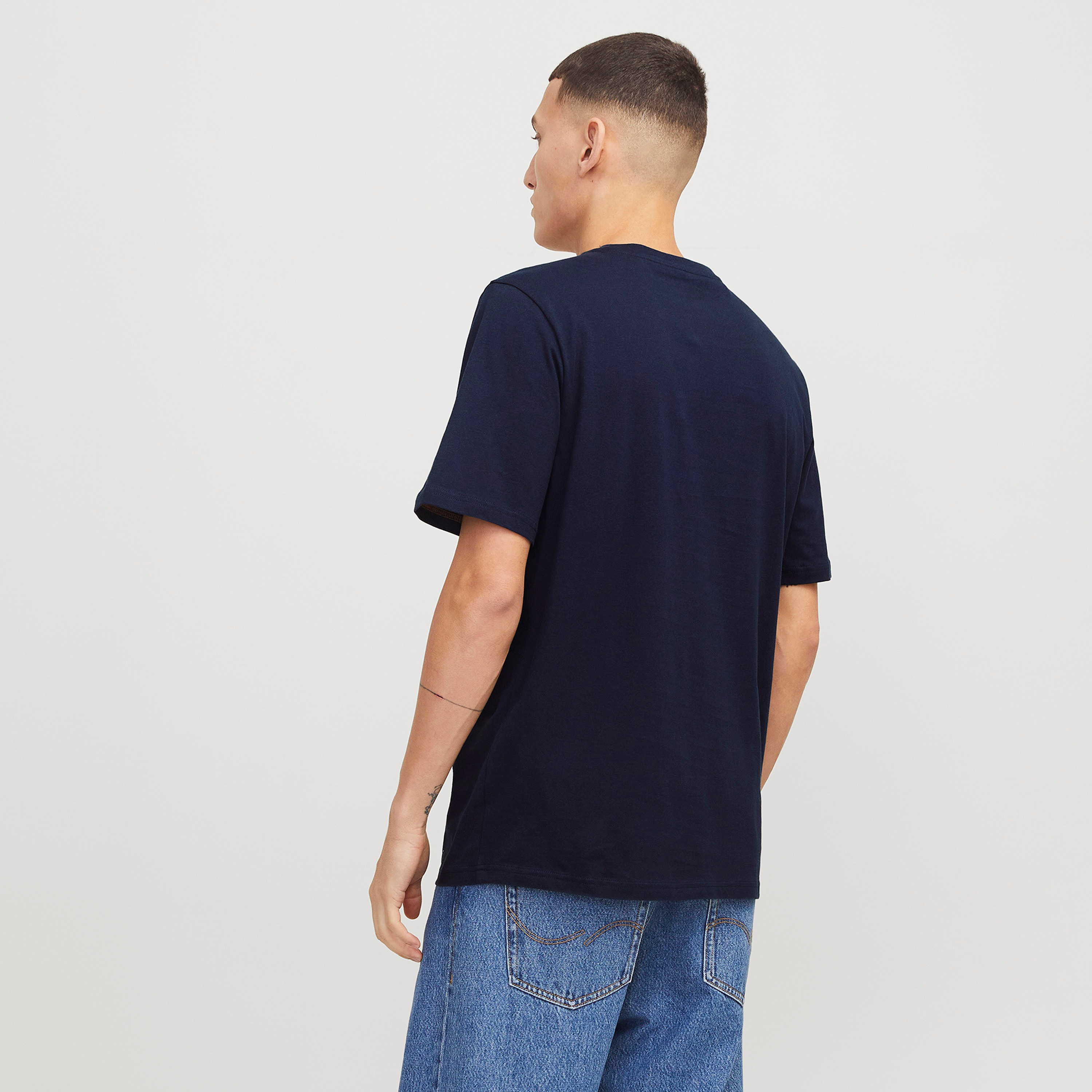 تي شيرت رجالي بأكمام قصيرة ورقبة دائرية وشعار من جاك اند جونز-men-clothing-tshirtsandpolos-tshirts-image-11