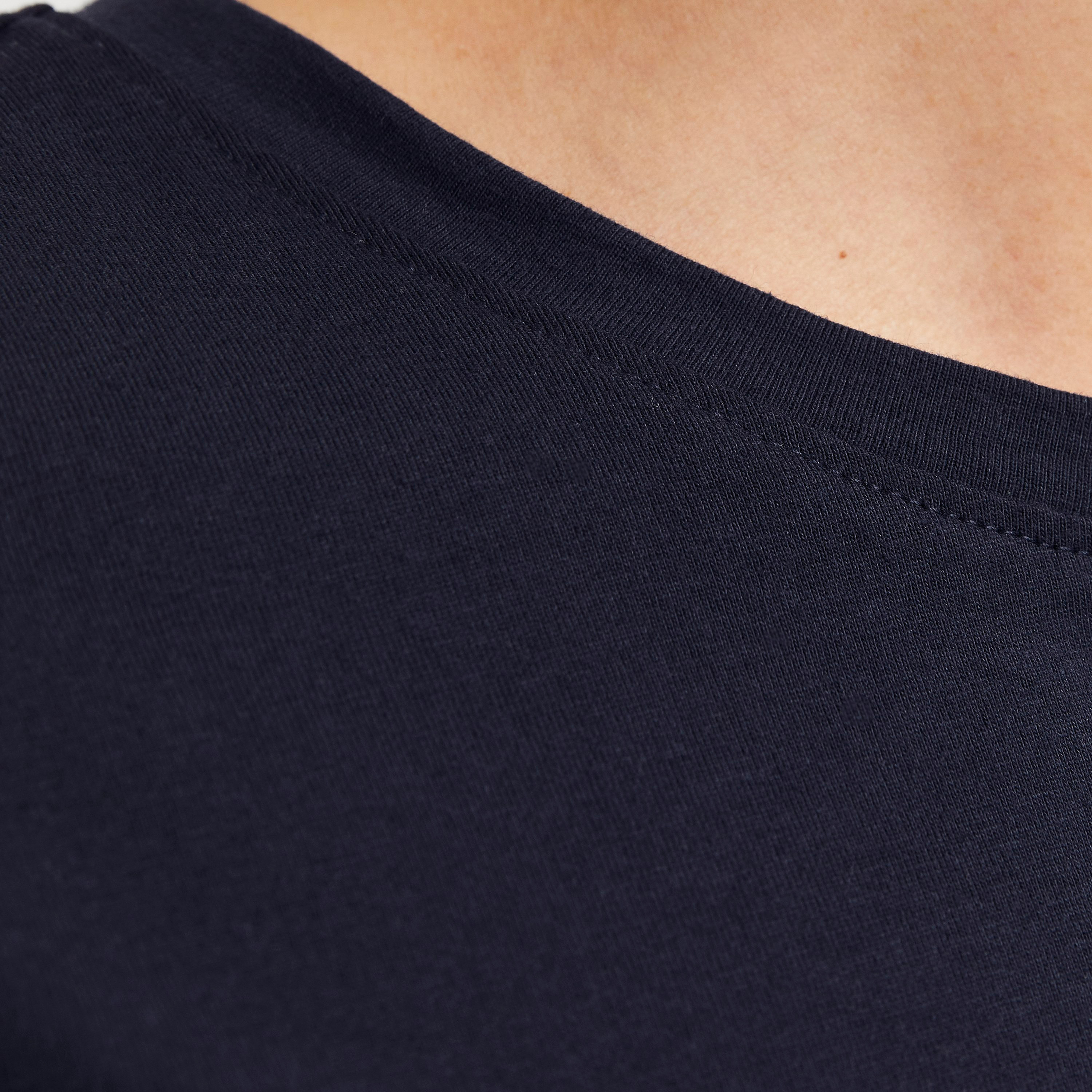 تي شيرت رجالي بأكمام قصيرة ورقبة دائرية وشعار من جاك اند جونز-men-clothing-tshirtsandpolos-tshirts-image-13
