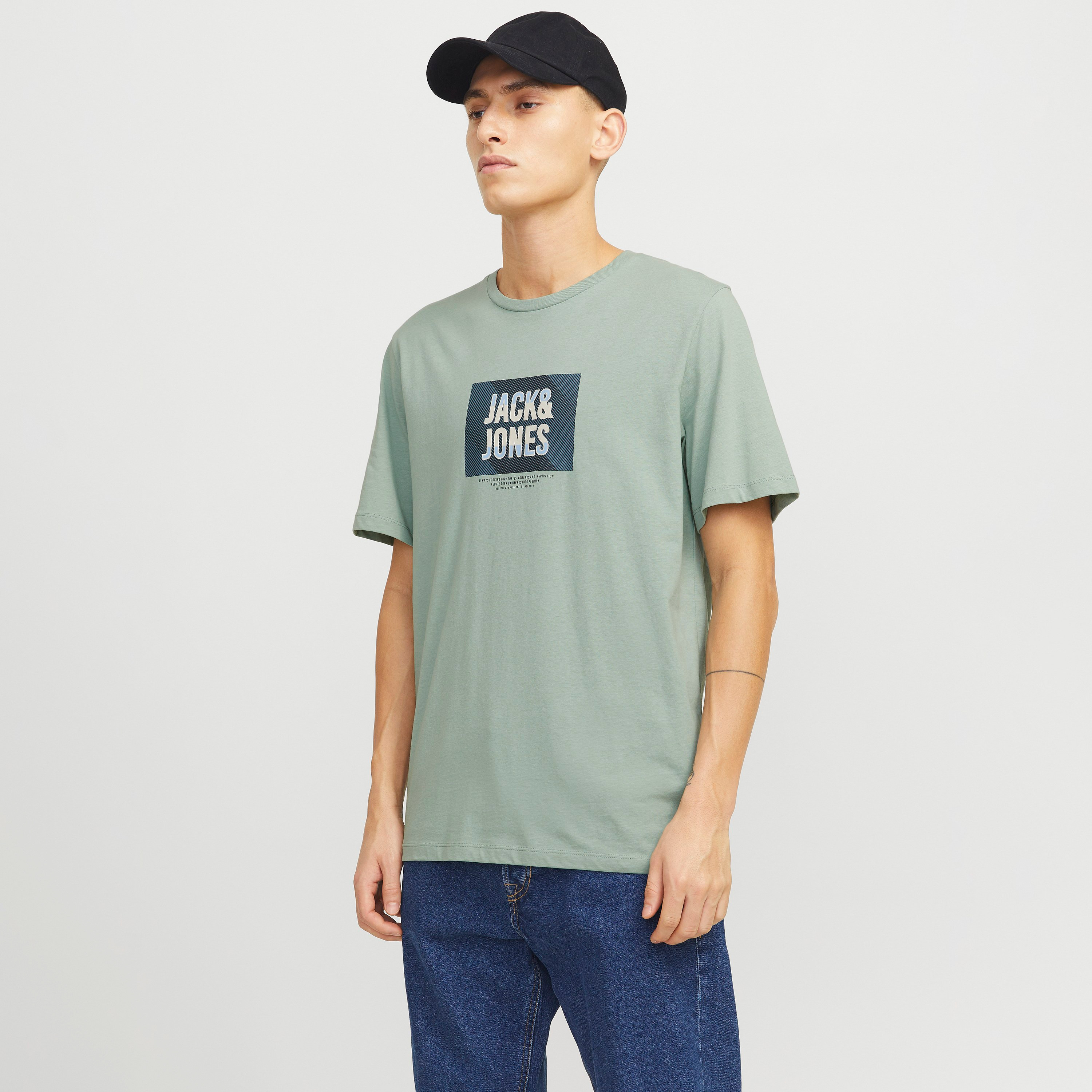 تي شيرت رجالي بأكمام قصيرة ورقبة دائرية وشعار من جاك اند جونز-men-clothing-tshirtsandpolos-tshirts-image-1