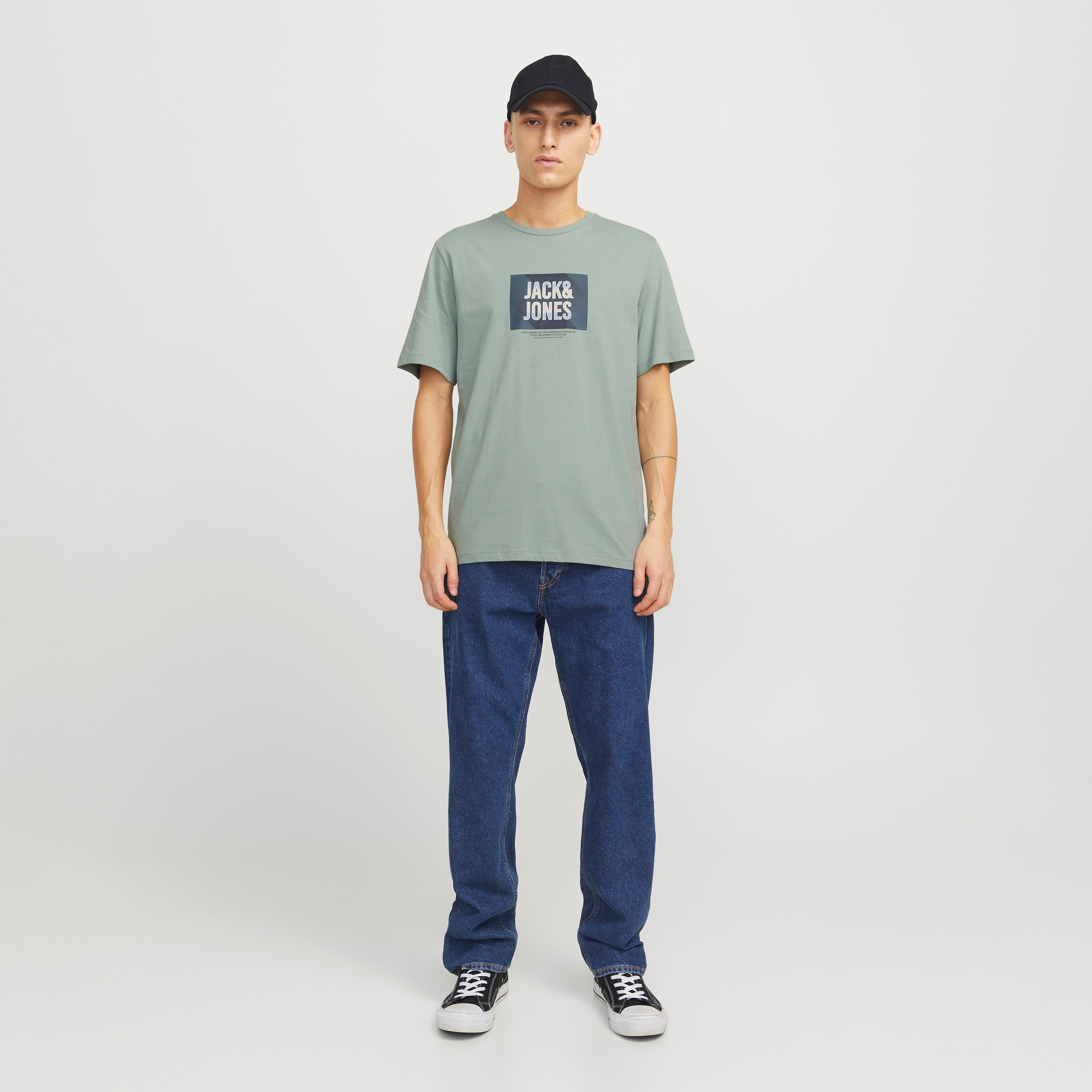 تي شيرت رجالي بأكمام قصيرة ورقبة دائرية وشعار من جاك اند جونز-men-clothing-tshirtsandpolos-tshirts-image-2