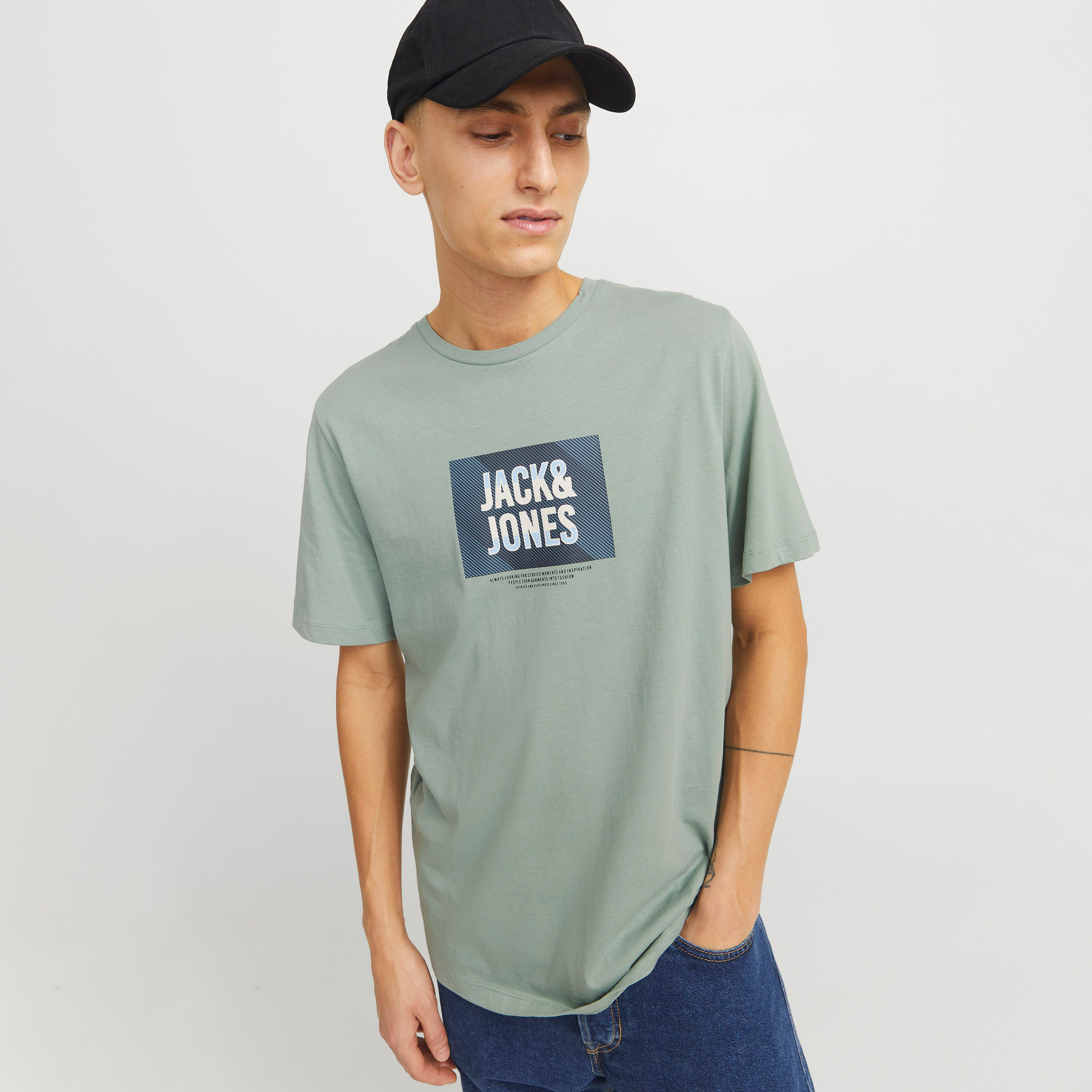 تي شيرت رجالي بأكمام قصيرة ورقبة دائرية وشعار من جاك اند جونز-men-clothing-tshirtsandpolos-tshirts-image-3
