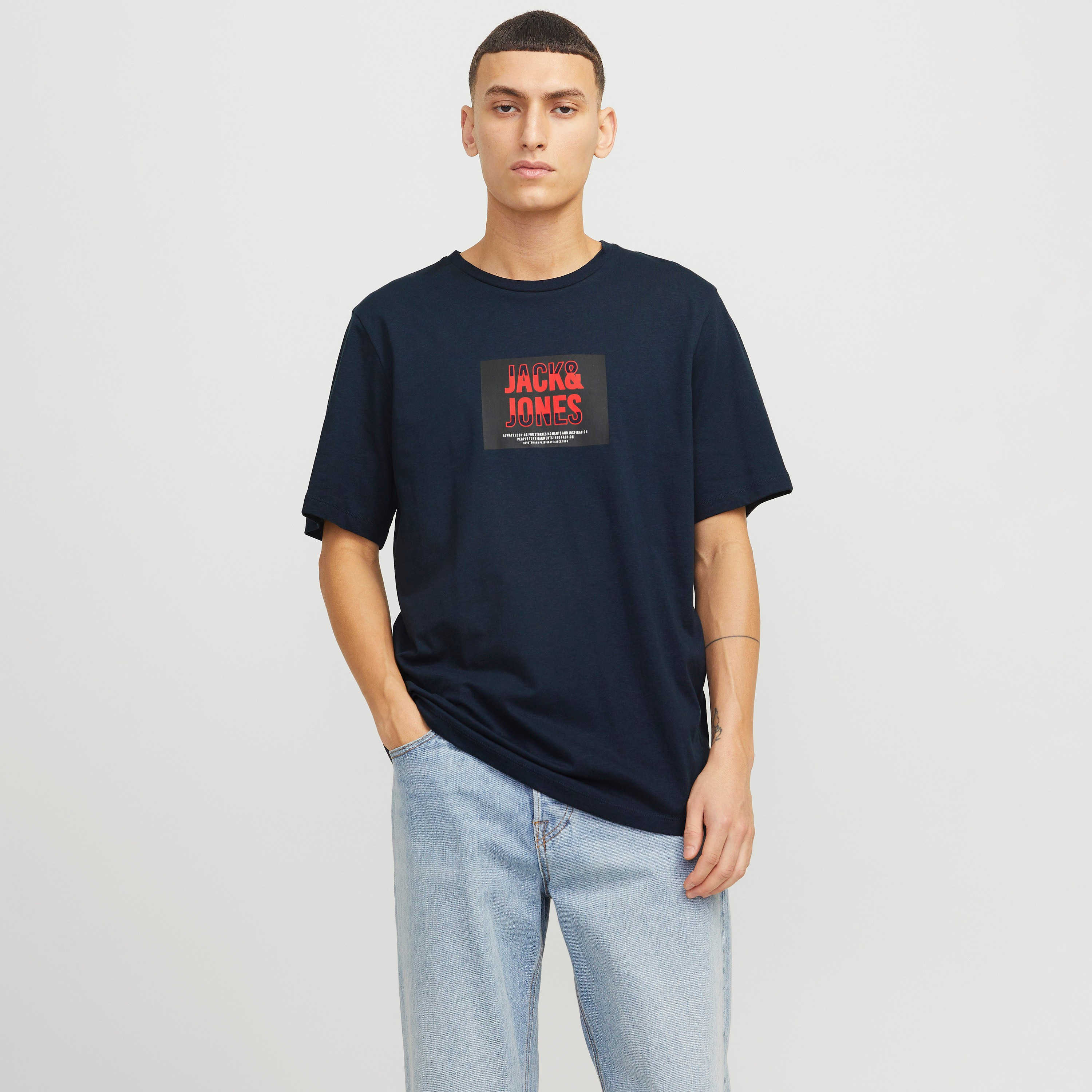 تي شيرت رجالي بأكمام قصيرة ورقبة دائرية وشعار من جاك اند جونز-men-clothing-tshirtsandpolos-tshirts-image-8