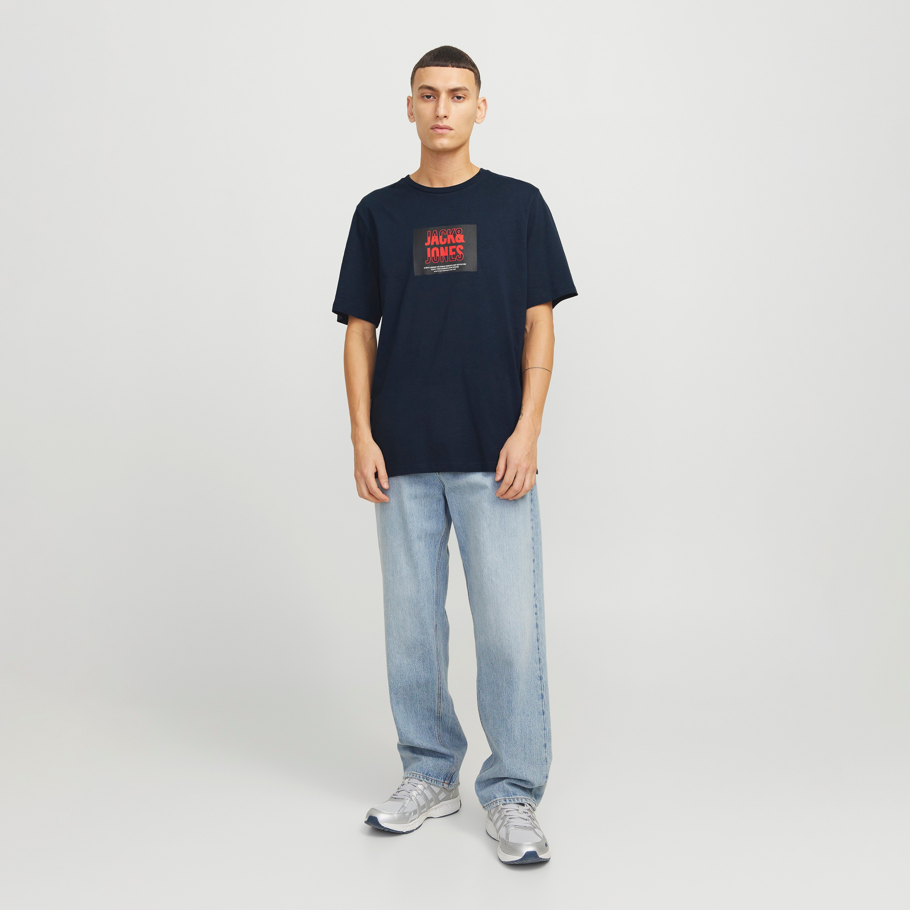 تي شيرت رجالي بأكمام قصيرة ورقبة دائرية وشعار من جاك اند جونز-men-clothing-tshirtsandpolos-tshirts-image-9