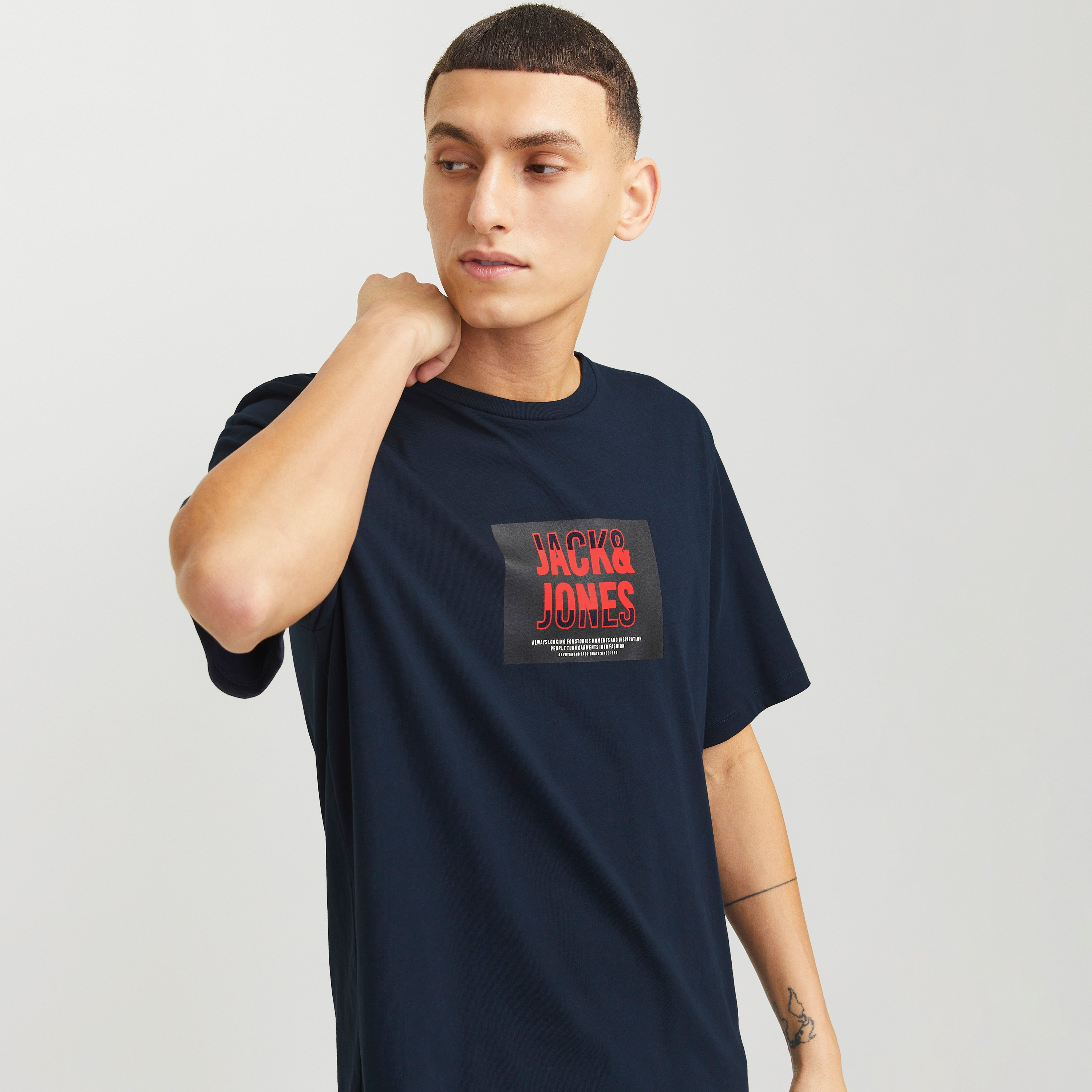 تي شيرت رجالي بأكمام قصيرة ورقبة دائرية وشعار من جاك اند جونز-men-clothing-tshirtsandpolos-tshirts-image-10