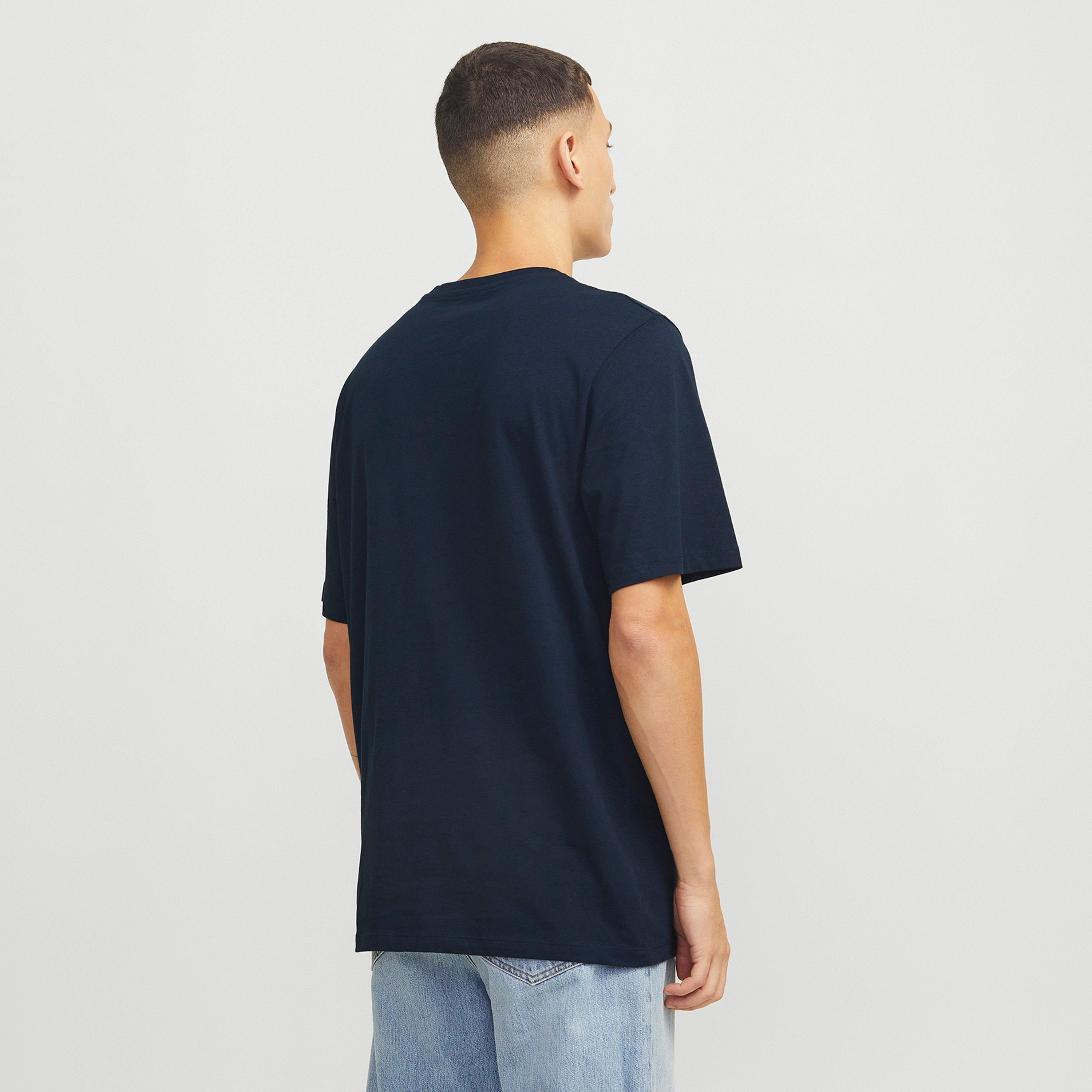 تي شيرت رجالي بأكمام قصيرة ورقبة دائرية وشعار من جاك اند جونز-men-clothing-tshirtsandpolos-tshirts-image-11