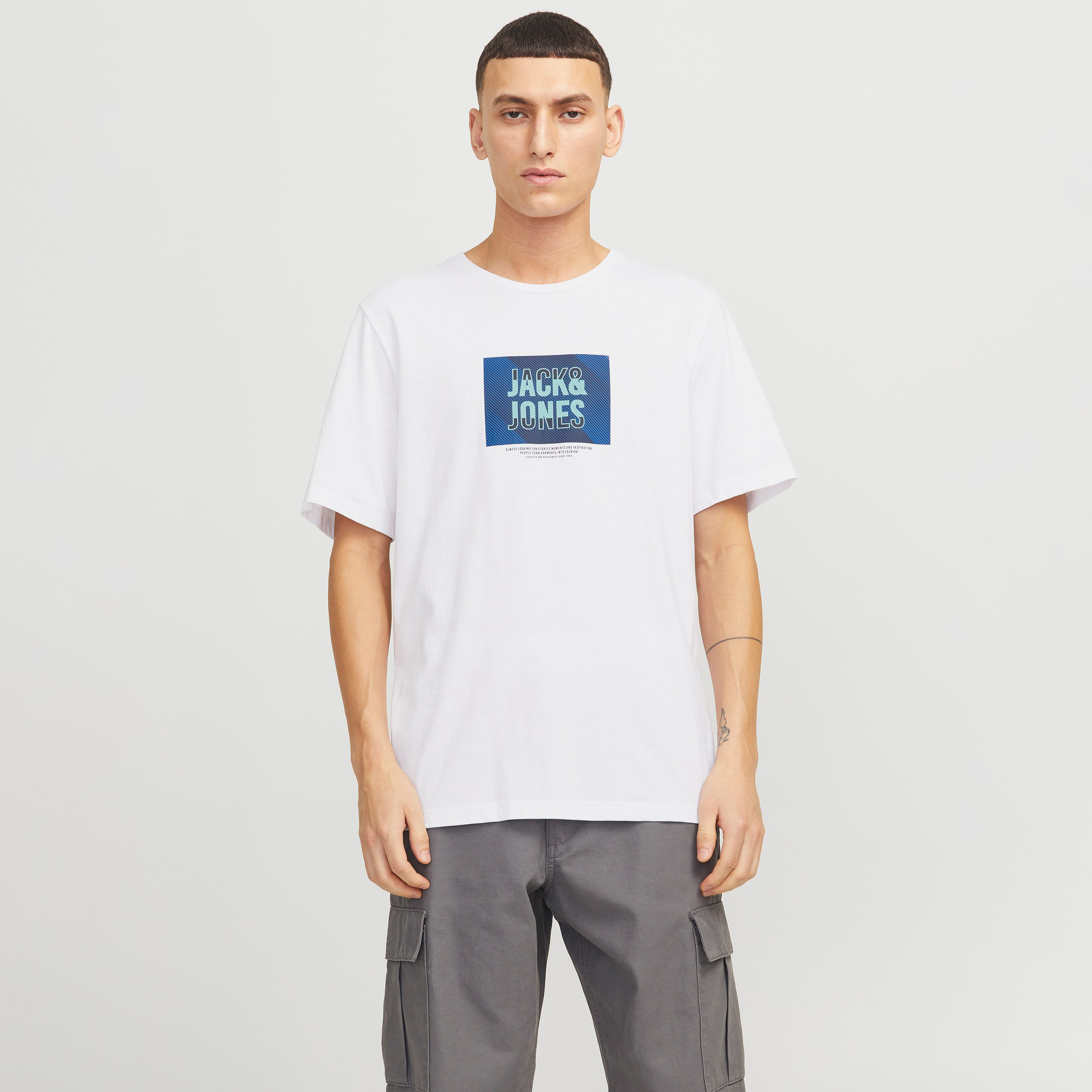 تي شيرت رجالي بأكمام قصيرة ورقبة دائرية وشعار من جاك اند جونز-men-clothing-tshirtsandpolos-tshirts-image-15