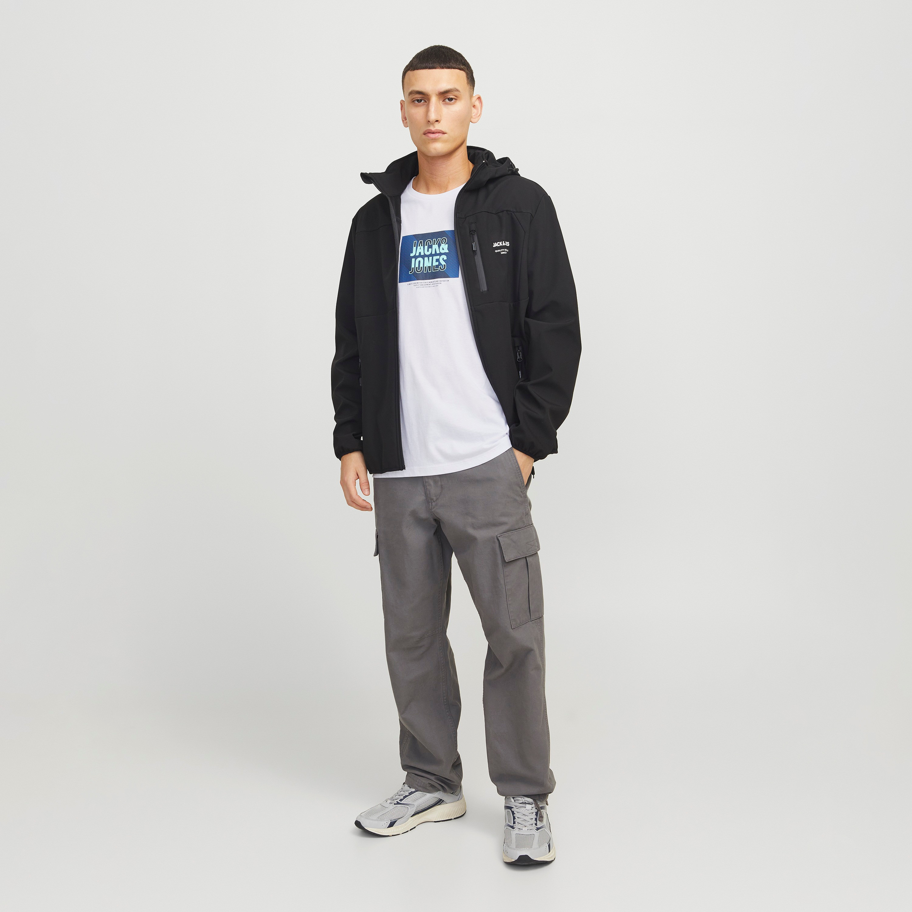 تي شيرت رجالي بأكمام قصيرة ورقبة دائرية وشعار من جاك اند جونز-men-clothing-tshirtsandpolos-tshirts-image-16