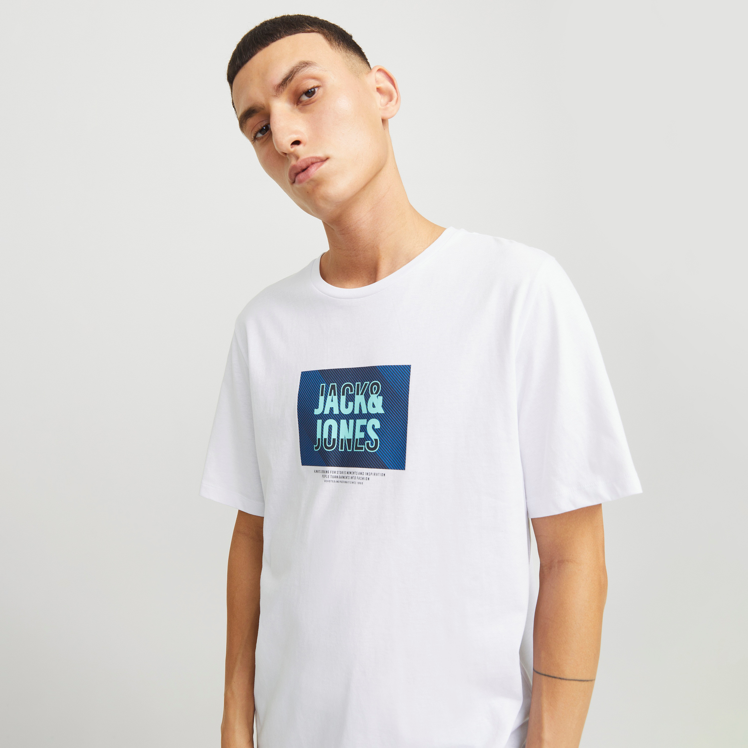 تي شيرت رجالي بأكمام قصيرة ورقبة دائرية وشعار من جاك اند جونز-men-clothing-tshirtsandpolos-tshirts-image-17