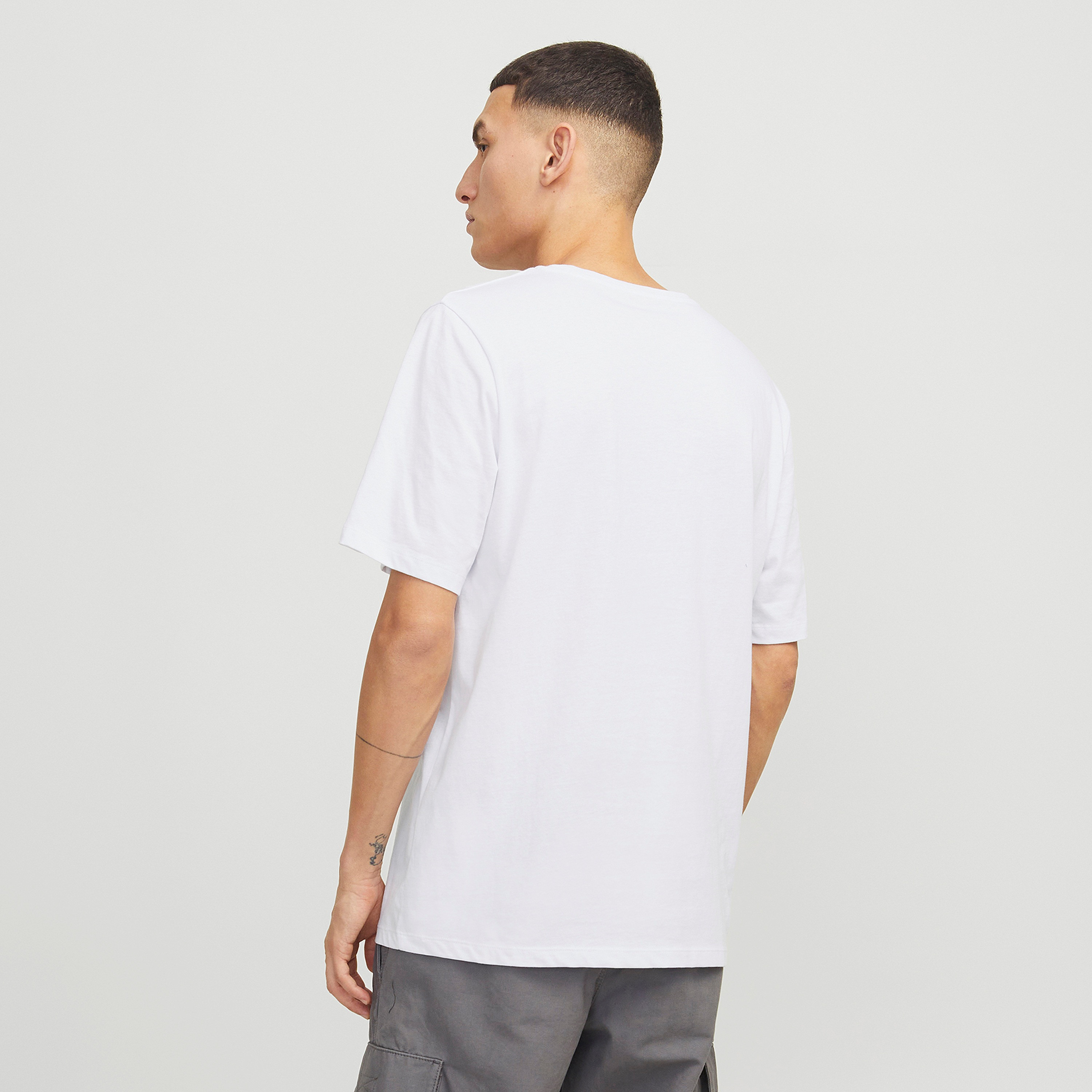 تي شيرت رجالي بأكمام قصيرة ورقبة دائرية وشعار من جاك اند جونز-men-clothing-tshirtsandpolos-tshirts-image-18